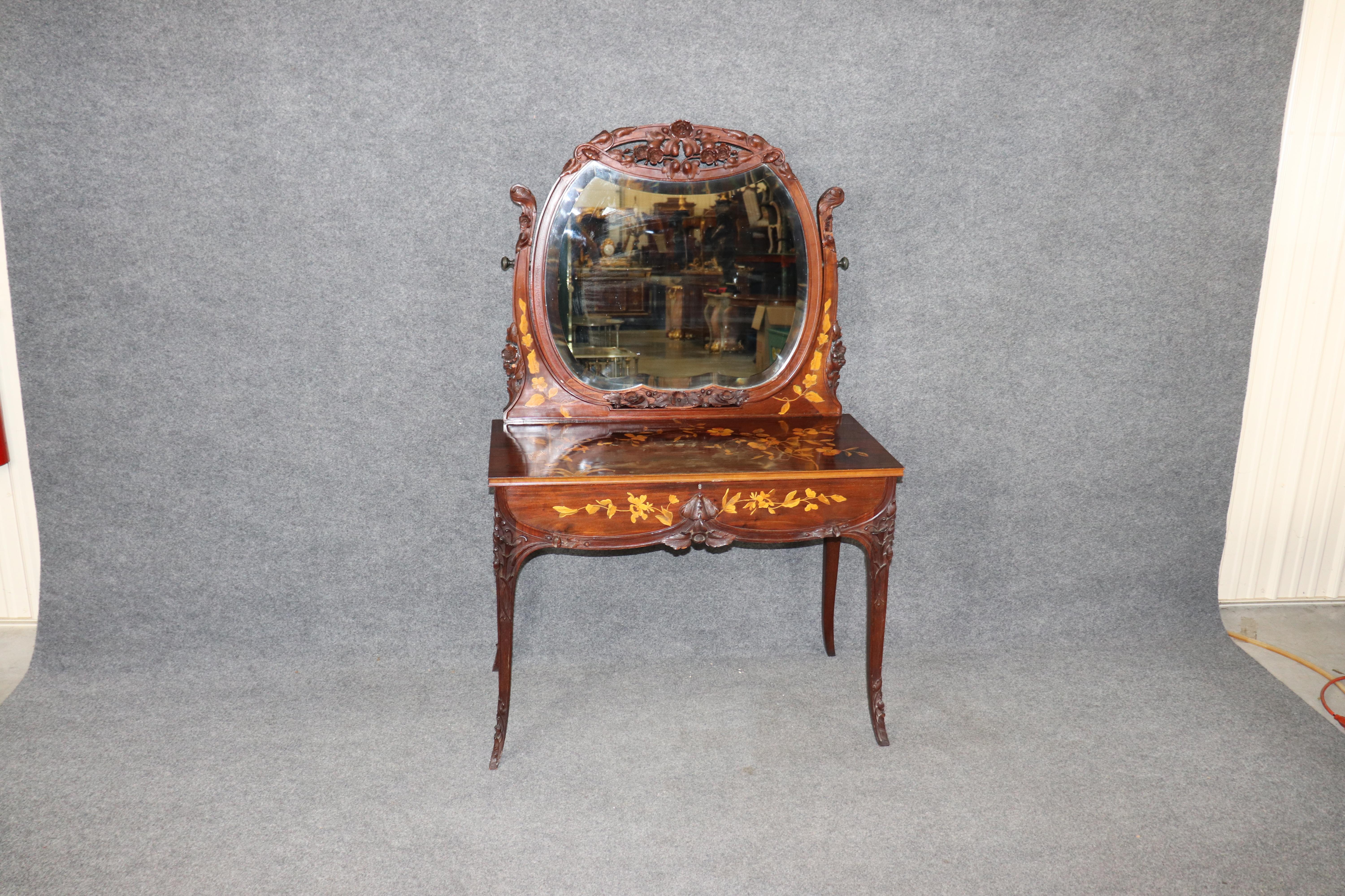 Metà XX secolo Vanità francese Art Nouveau intarsiata in noce e legno satinato da donna Galle in vendita