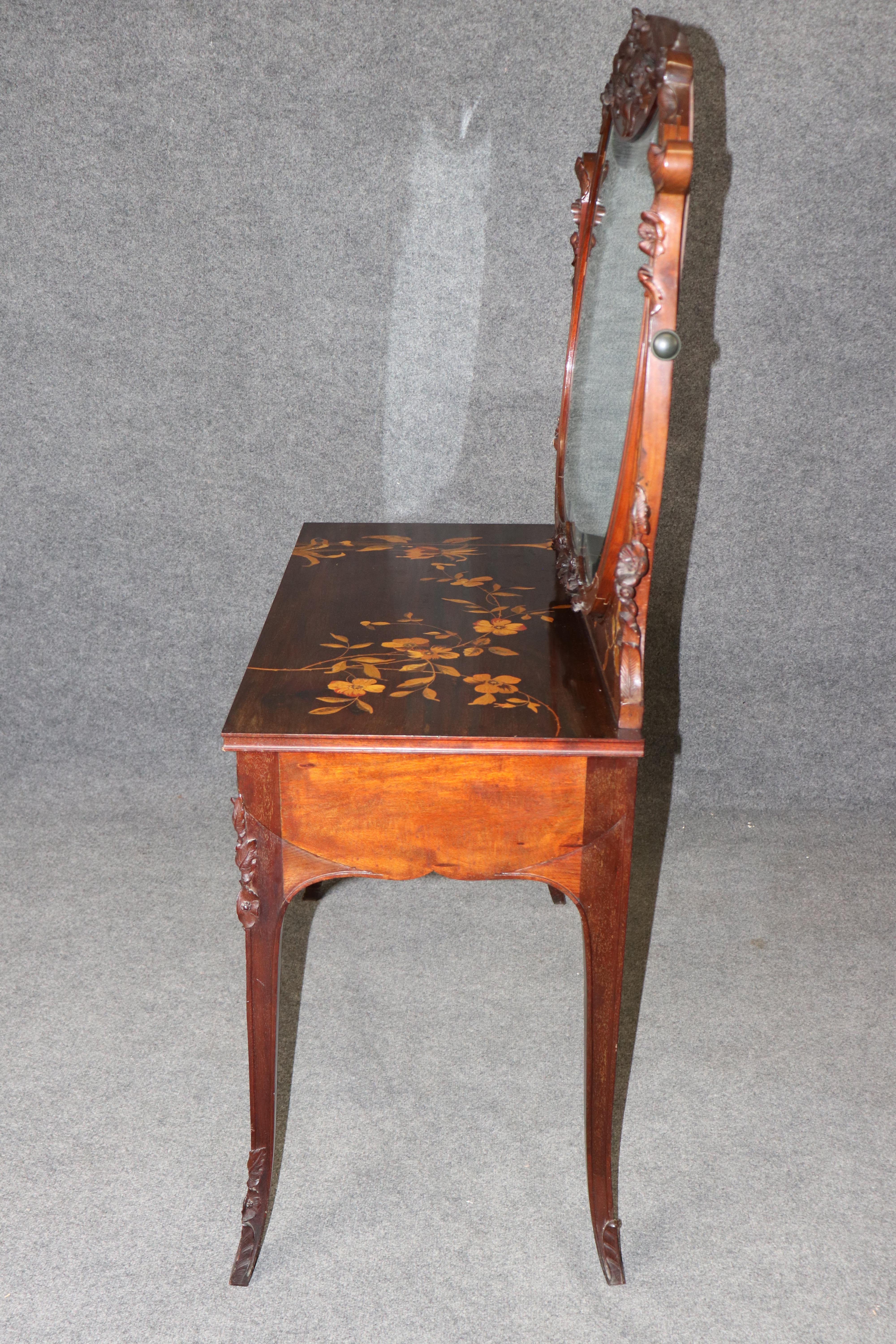 Legno di seta Vanità francese Art Nouveau intarsiata in noce e legno satinato da donna Galle in vendita