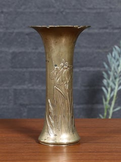 Französische Jugendstil-Iris-Relief-Repoussé-Messingvase