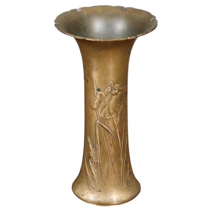 Vase en laiton repoussé en relief à l'iris Art Nouveau français