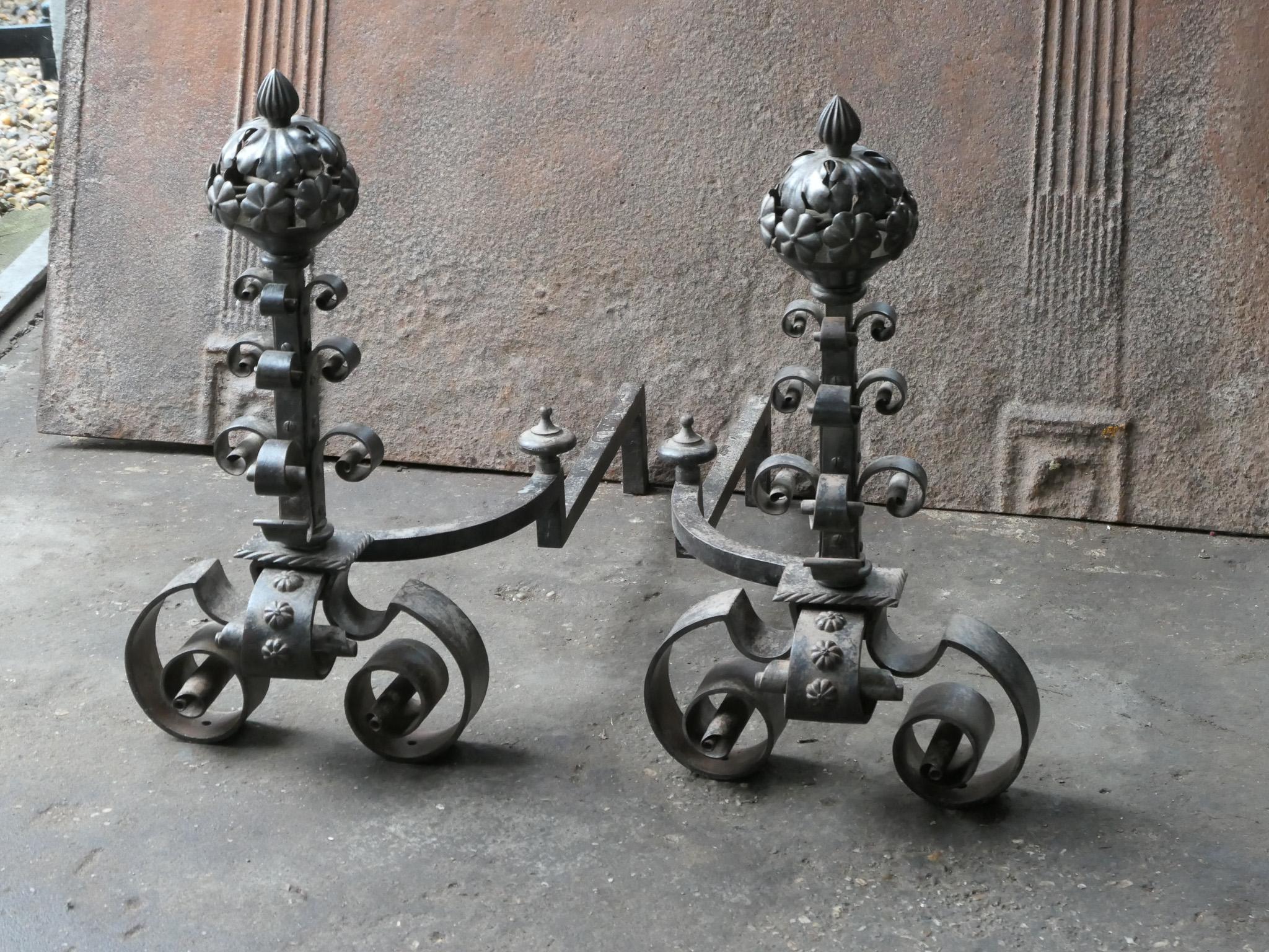 Forgé Andirons en fer Art Nouveau en vente