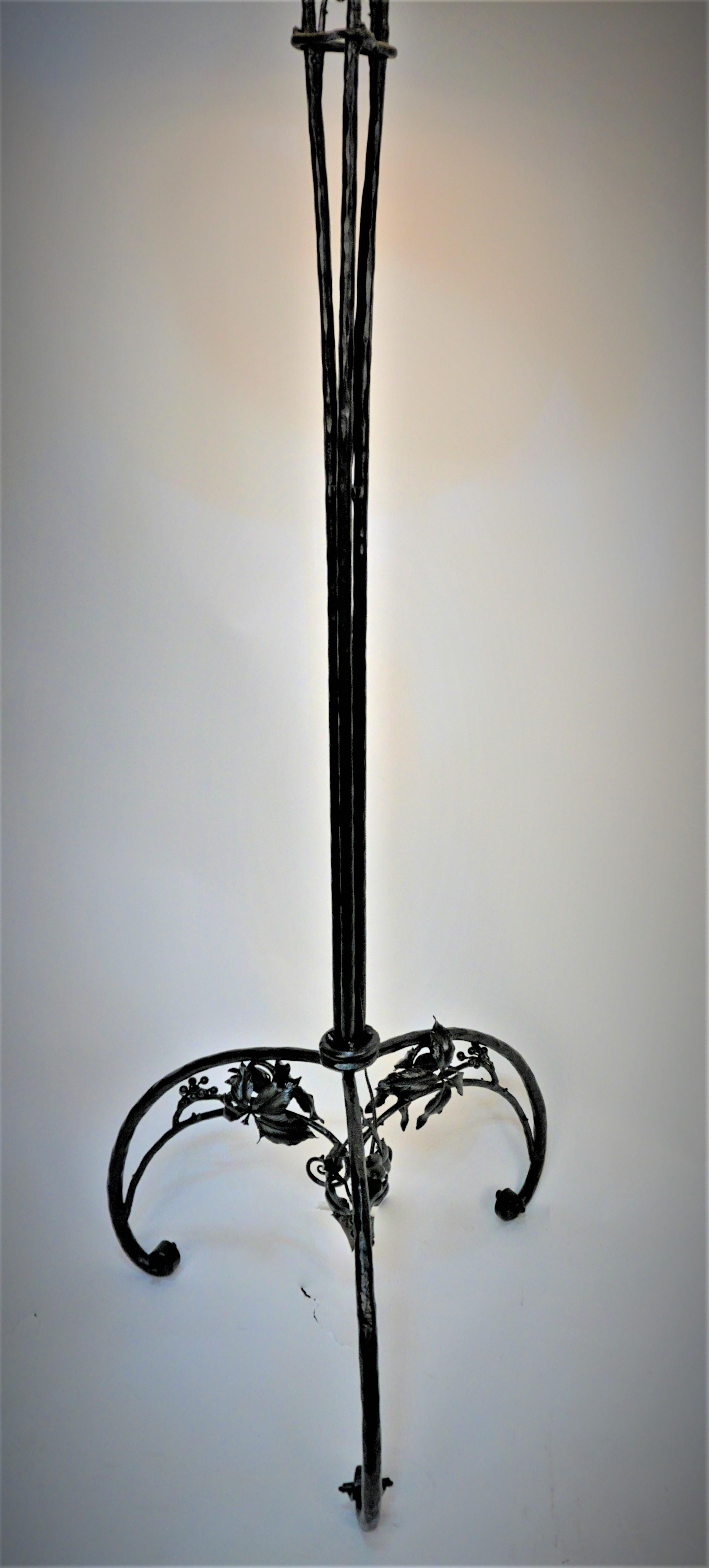 Elegant lampadaire en fer forgé fabriqué à la main avec une finition laquée noire.
Modifié avec 2 douilles à chaîne et équipé d'un abat-jour fait sur mesure.  

