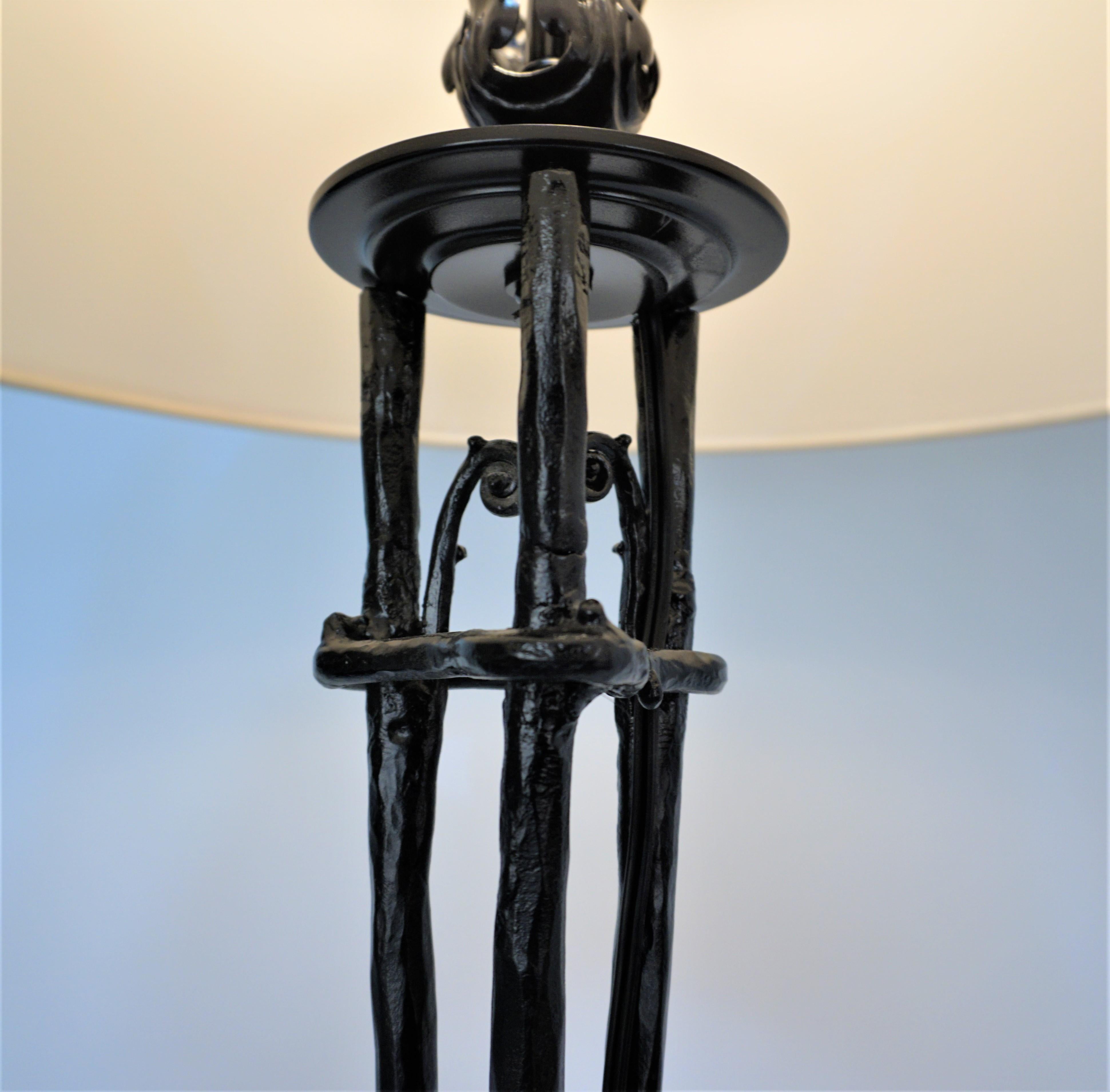 Französische Stehlampe aus Eisen im Jugendstil (Art nouveau) im Angebot