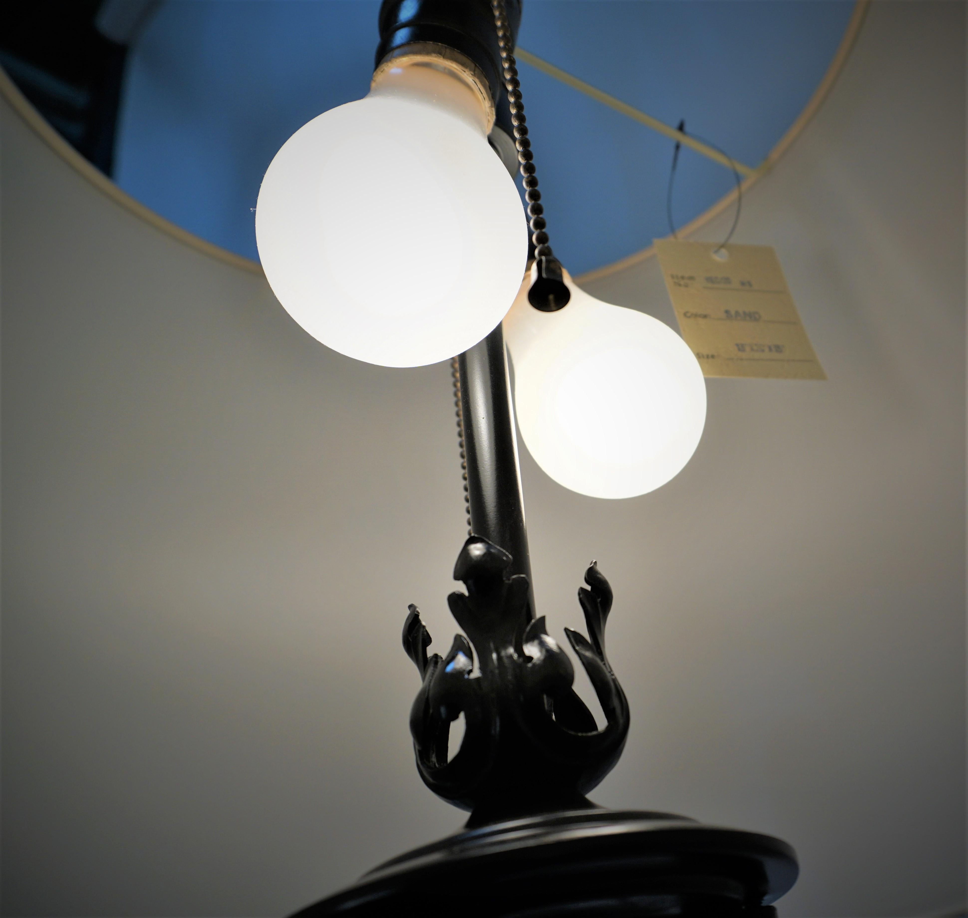 Français Lampadaire en fer Art Nouveau en vente