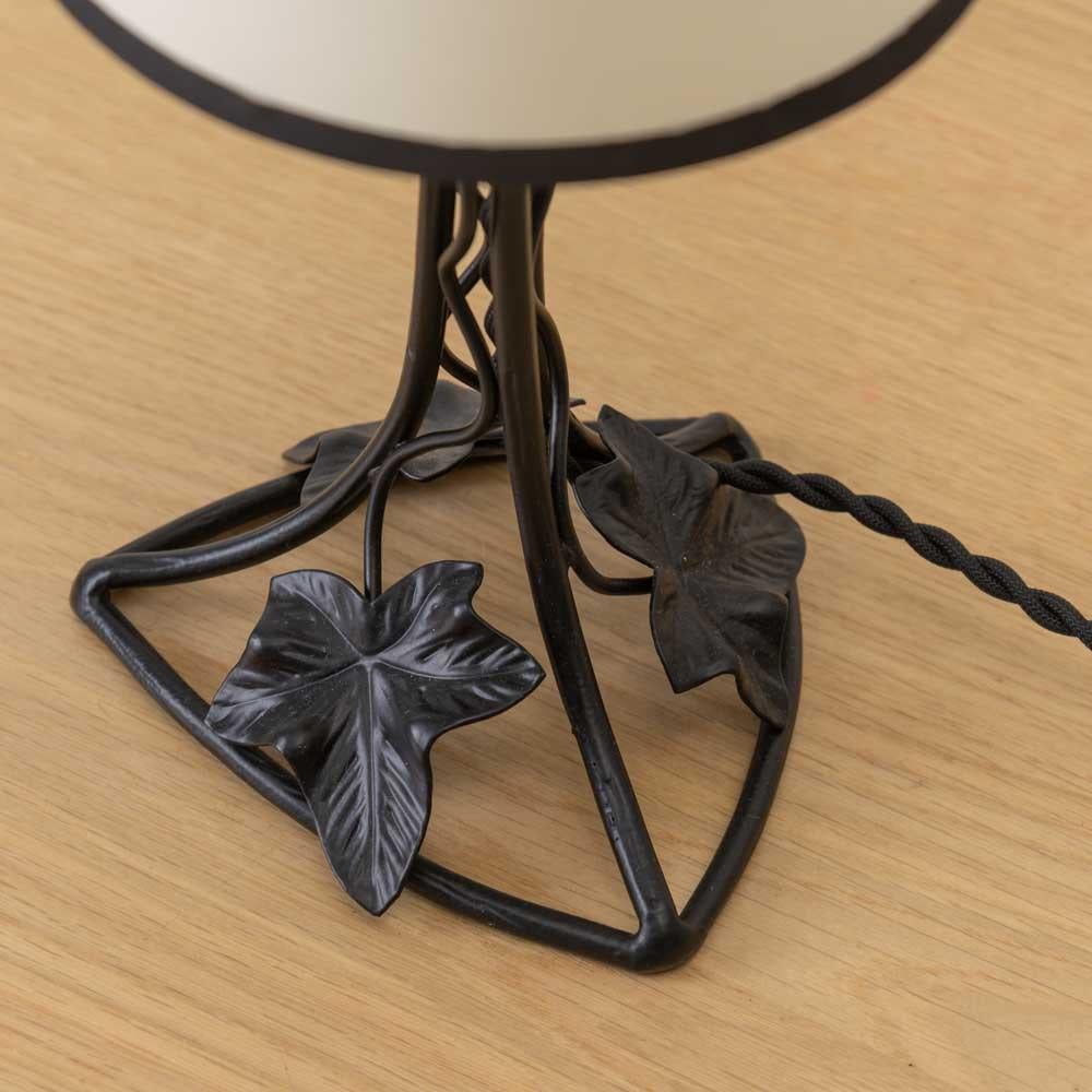 Lampada da tavolo francese Art Nouveau con foglie di ferro in vendita 4