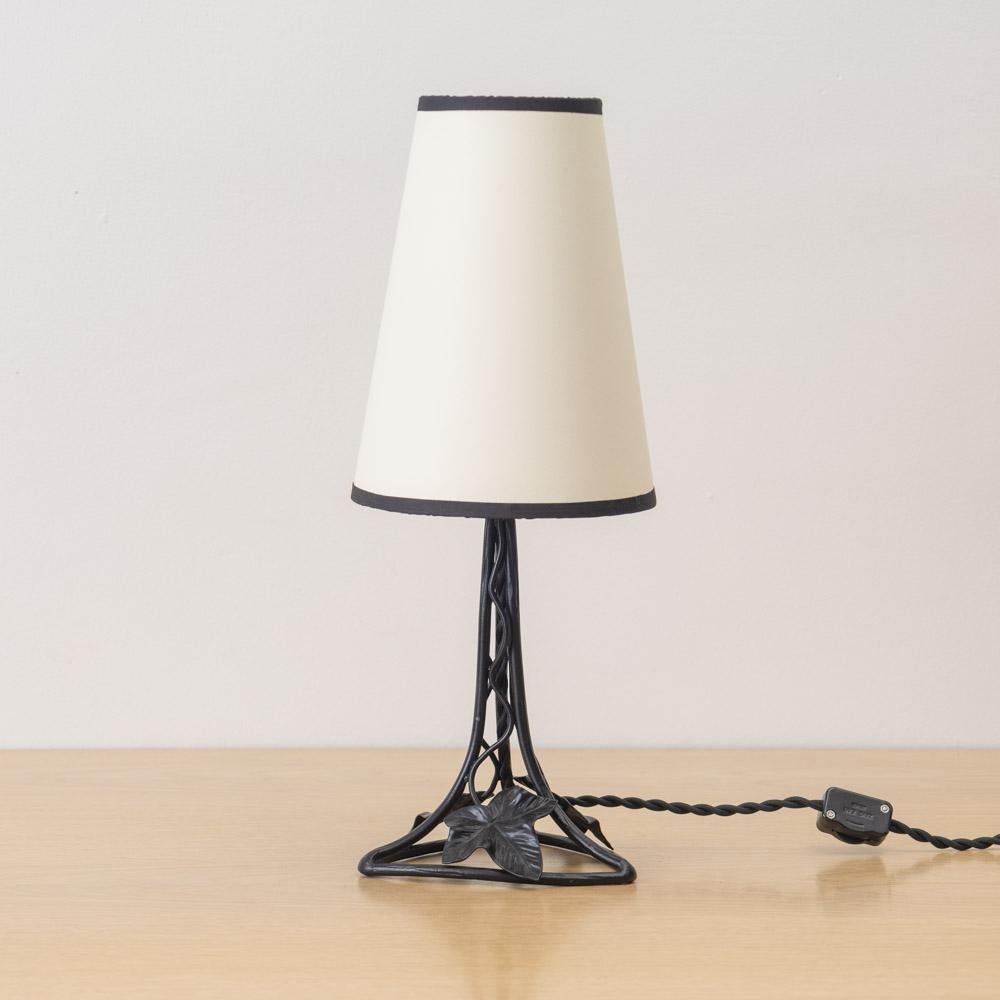Lampada da tavolo francese Art Nouveau con foglie di ferro In condizioni buone in vendita a Los Angeles, CA