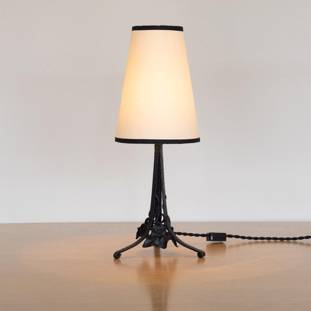 Inizio XX secolo Lampada da tavolo francese Art Nouveau con foglie di ferro in vendita