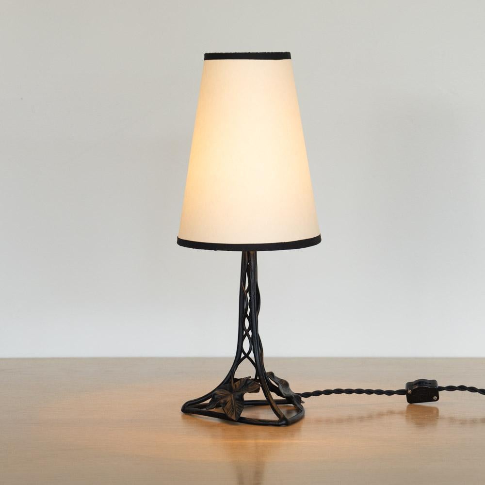 Inizio XX secolo Lampada da tavolo francese Art Nouveau con foglie di ferro in vendita