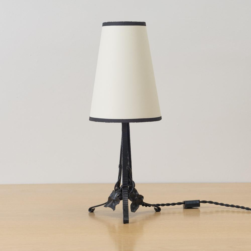 Ferro Lampada da tavolo francese Art Nouveau con foglie di ferro in vendita