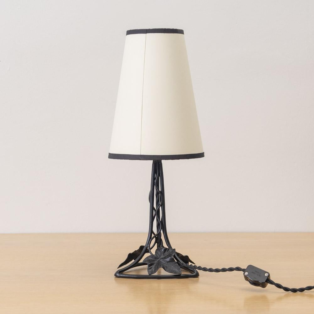 Ferro Lampada da tavolo francese Art Nouveau con foglie di ferro in vendita