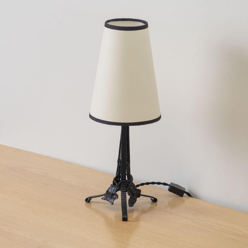 Lampada da tavolo francese Art Nouveau con foglie di ferro in vendita 1