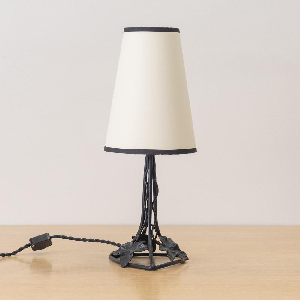 Lampada da tavolo francese Art Nouveau con foglie di ferro in vendita 1