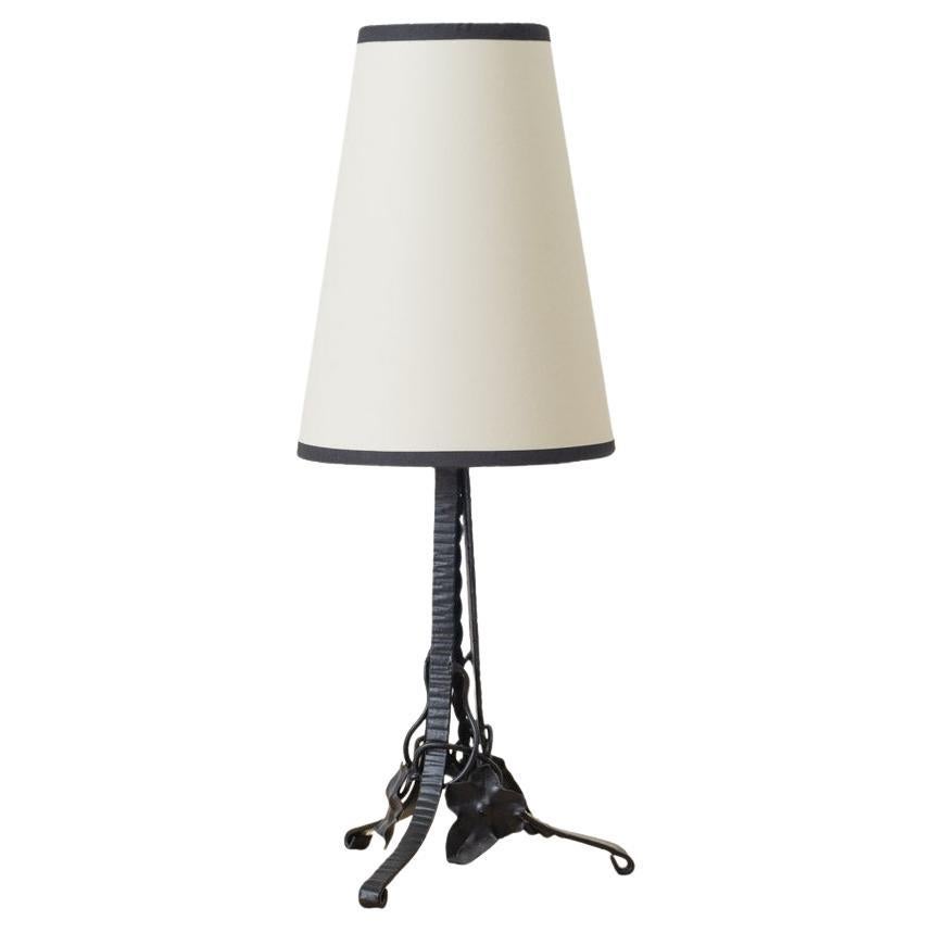Lampada da tavolo francese Art Nouveau con foglie di ferro in vendita