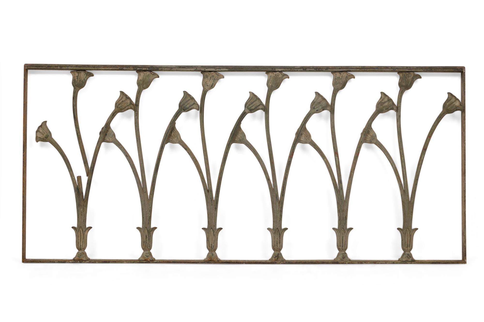 Ringhiera rettangolare in ferro verniciato in stile Art Nouveau francese con disegno di giglio.
 