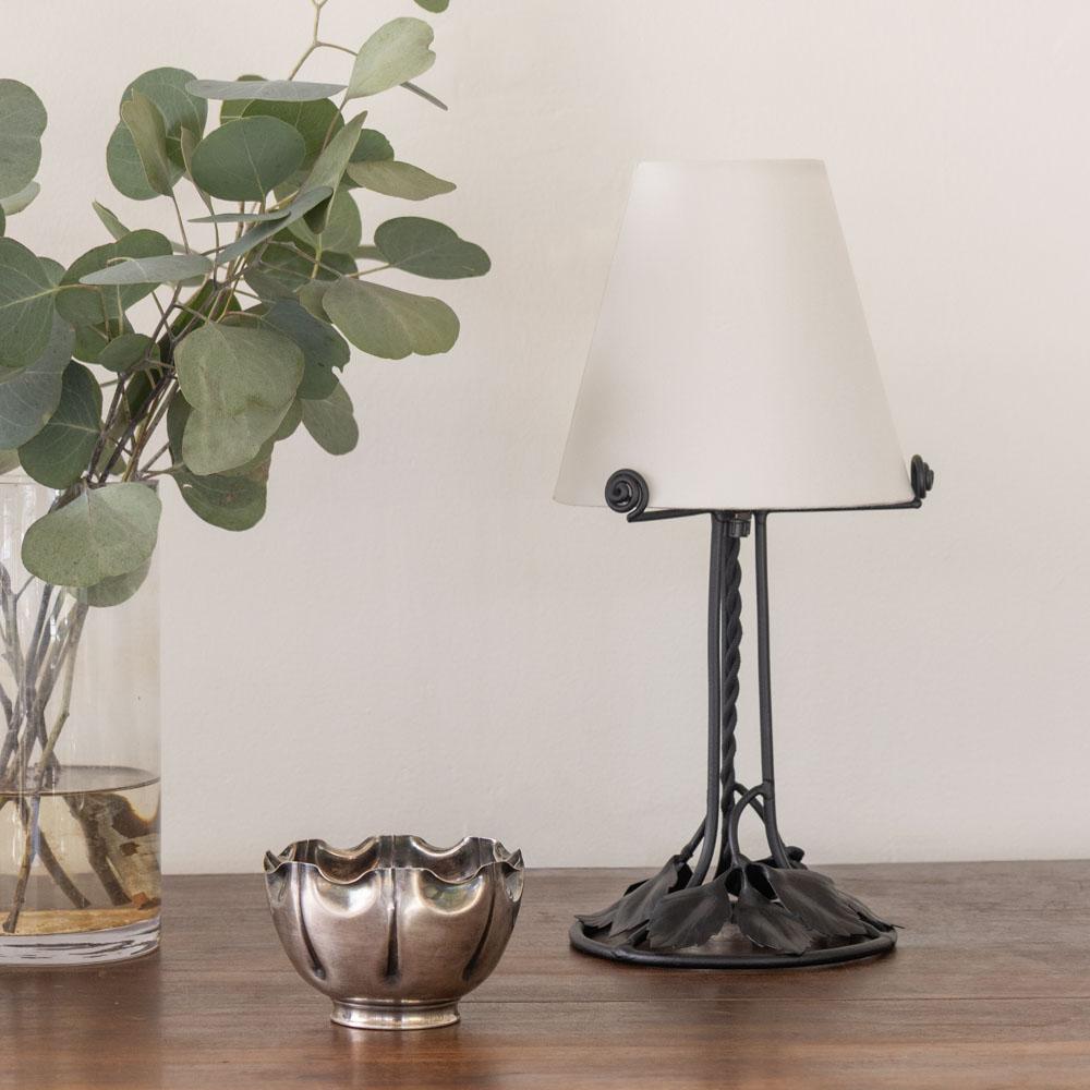 Français Lampe de table en fer Art nouveau français en vente