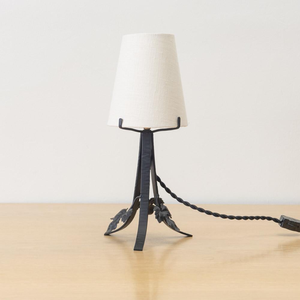 Début du 20ème siècle Lampe de table en fer Art nouveau français en vente