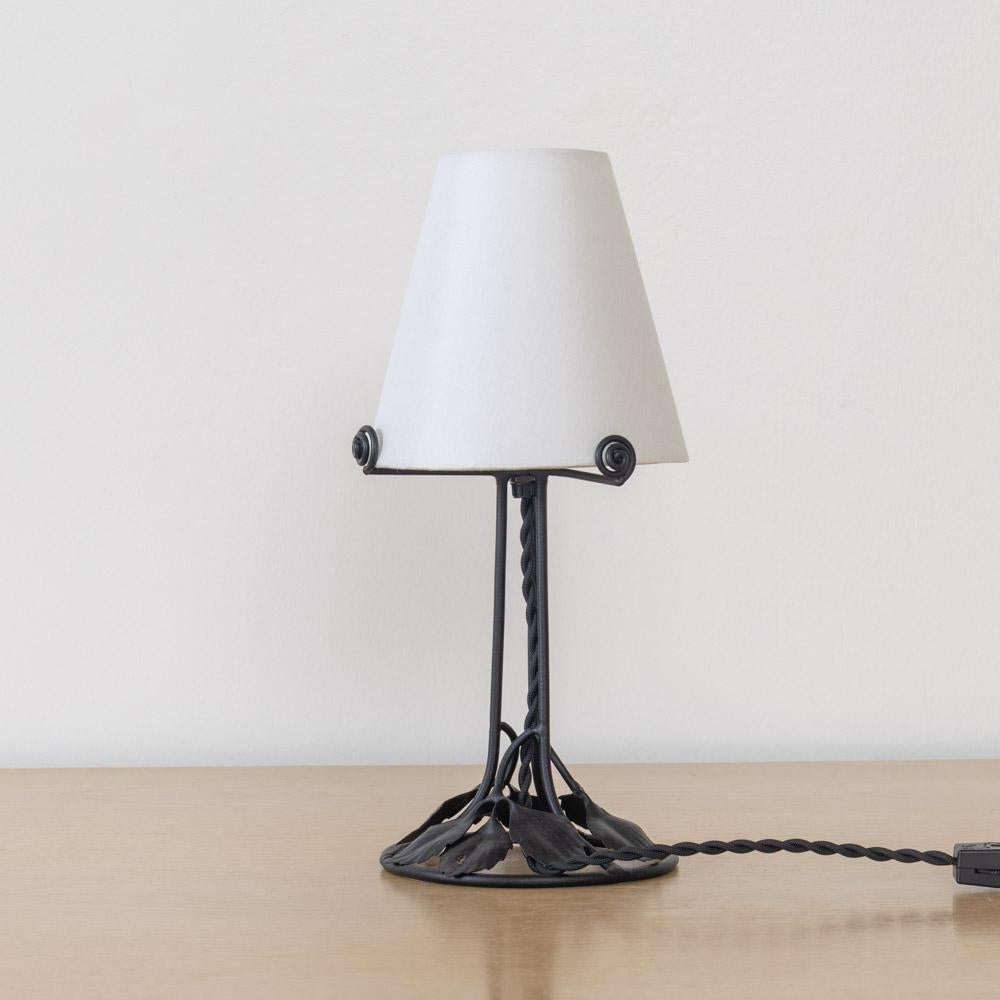 Début du 20ème siècle Lampe de table en fer Art nouveau français en vente