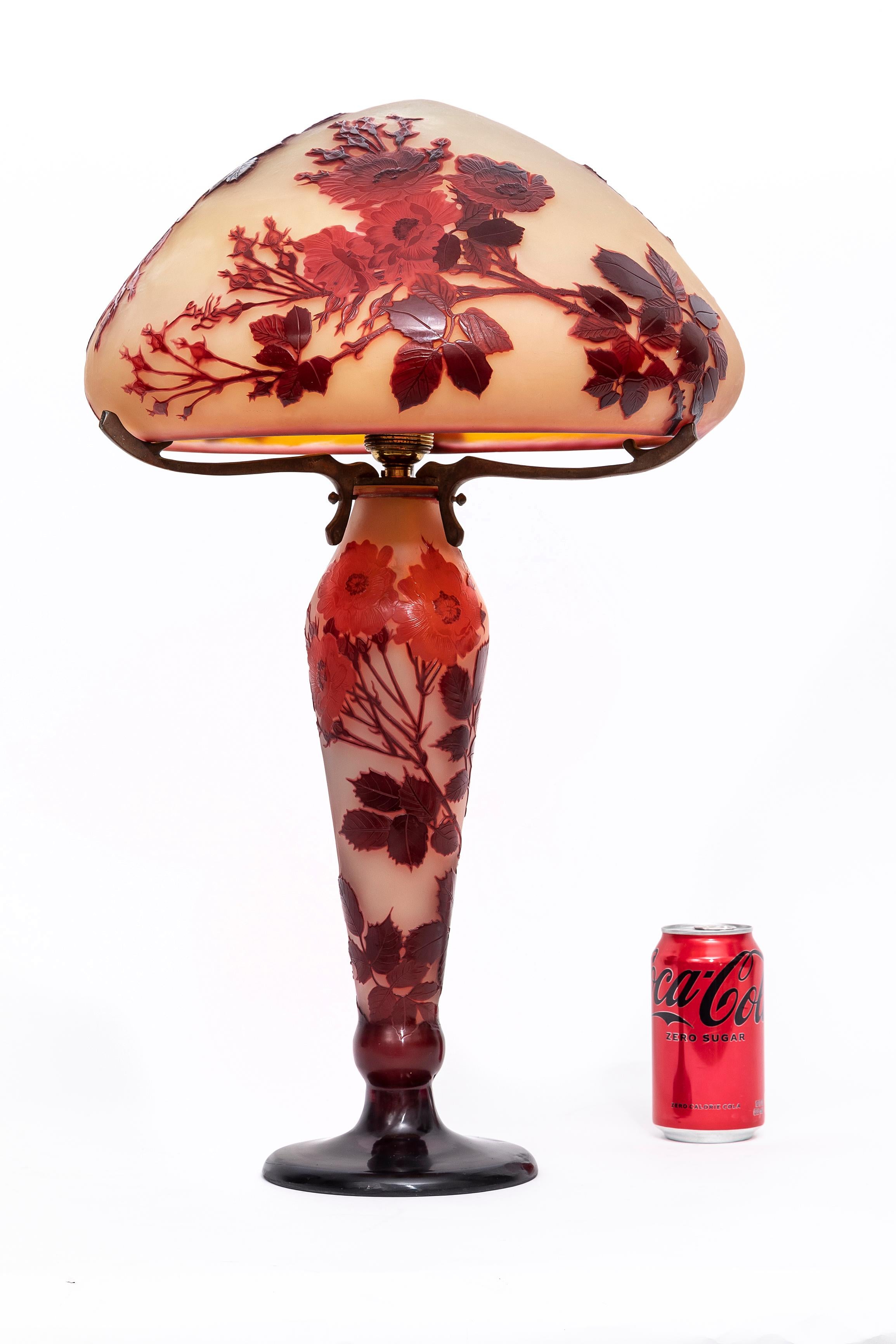 Magnifique et rare lampe en camaïeu signé Galle, avec son abat-jour en camaïeu signé Galle, dans les tons rouge et jaune du coucher de soleil.  Cette lampe Galle à motif floral est fabriquée dans le style art nouveau avec des fleurs bicolores rouge