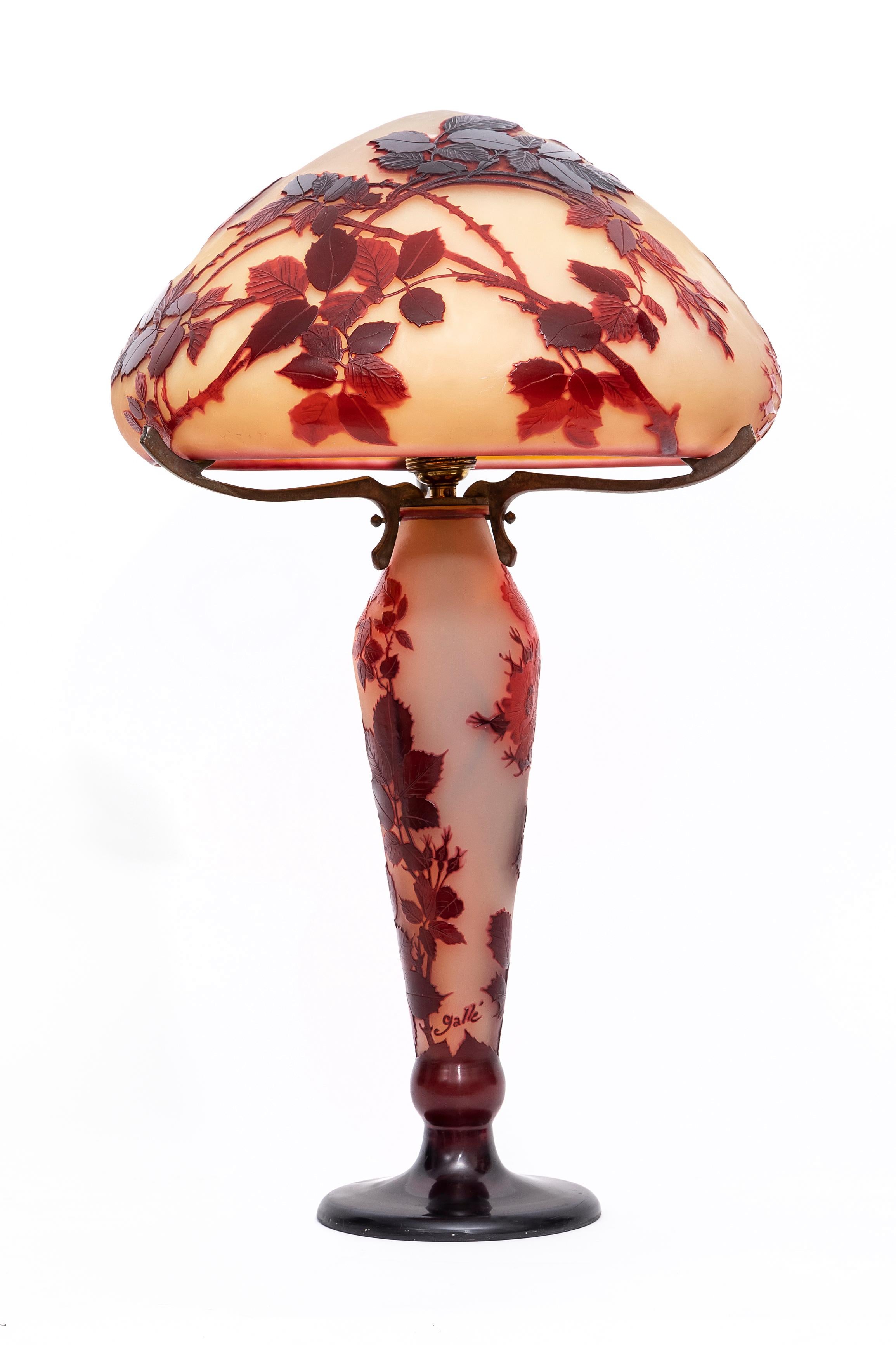 Art nouveau Lampe Art Nouveau d'Emile Galle Cameo Cut Glass in Red Sunset Colors en vente