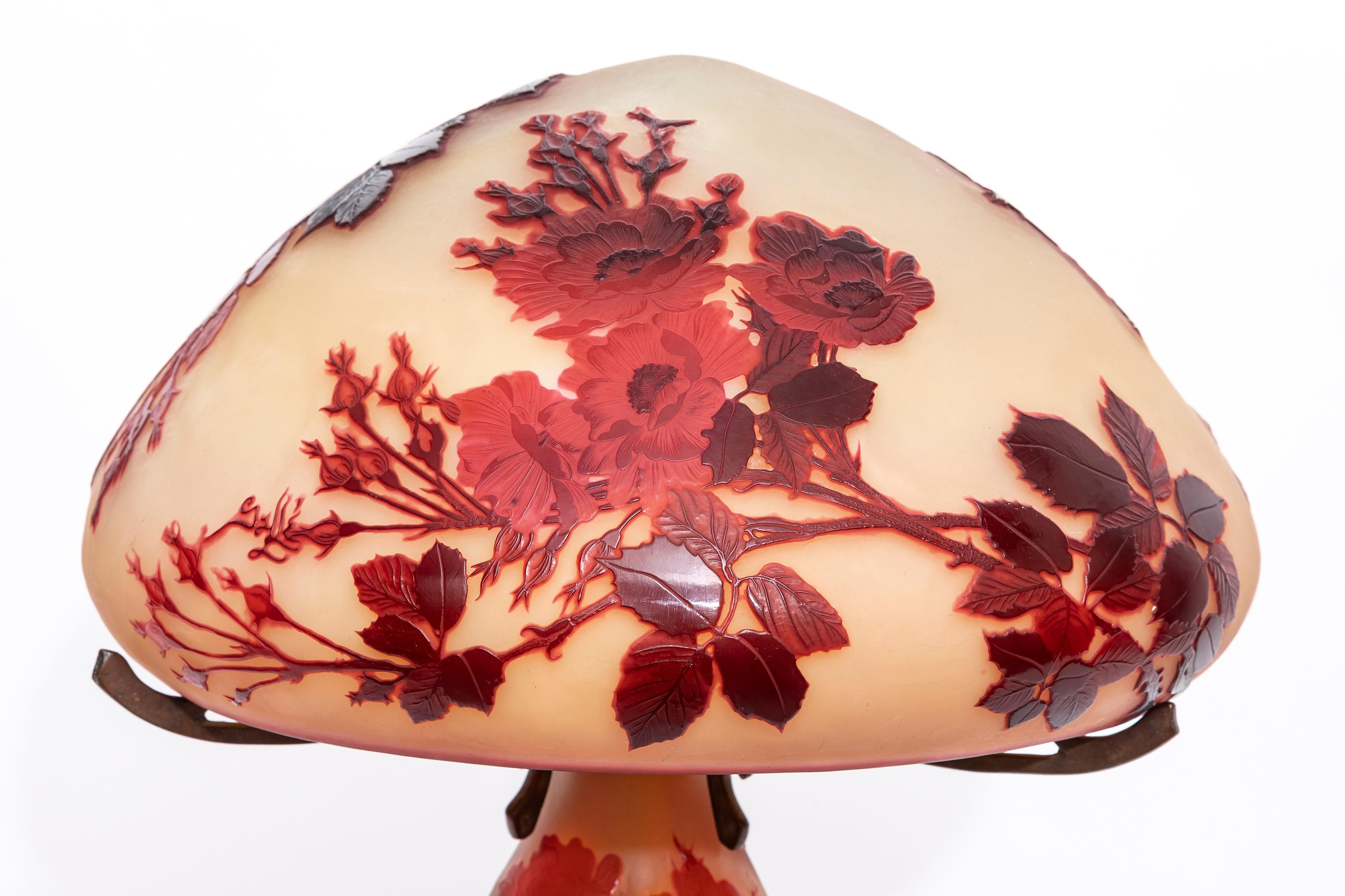 Bronze Lampe Art Nouveau d'Emile Galle Cameo Cut Glass in Red Sunset Colors en vente
