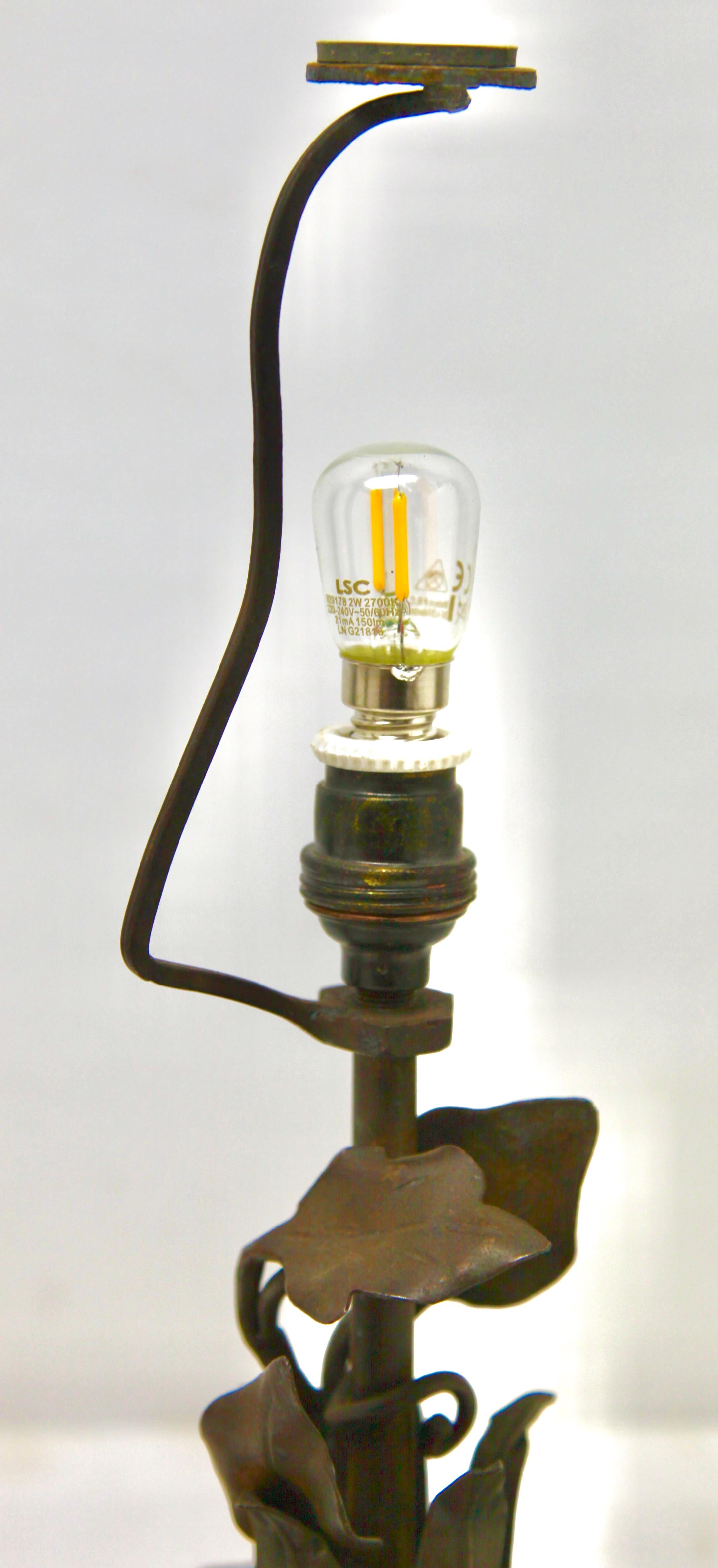 Französische französische Jugendstillampe aus Schmiedeeisen mit Glasschirm, 1920er Jahre im Angebot 3