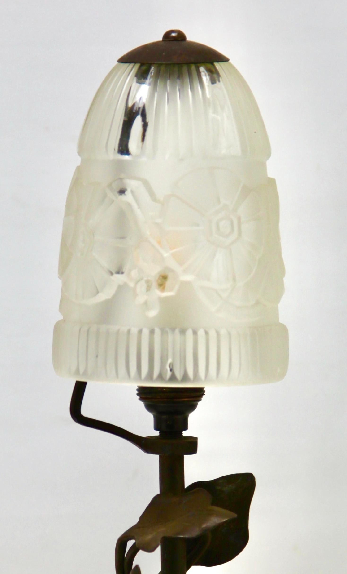 Französische französische Jugendstillampe aus Schmiedeeisen mit Glasschirm, 1920er Jahre (Art nouveau) im Angebot