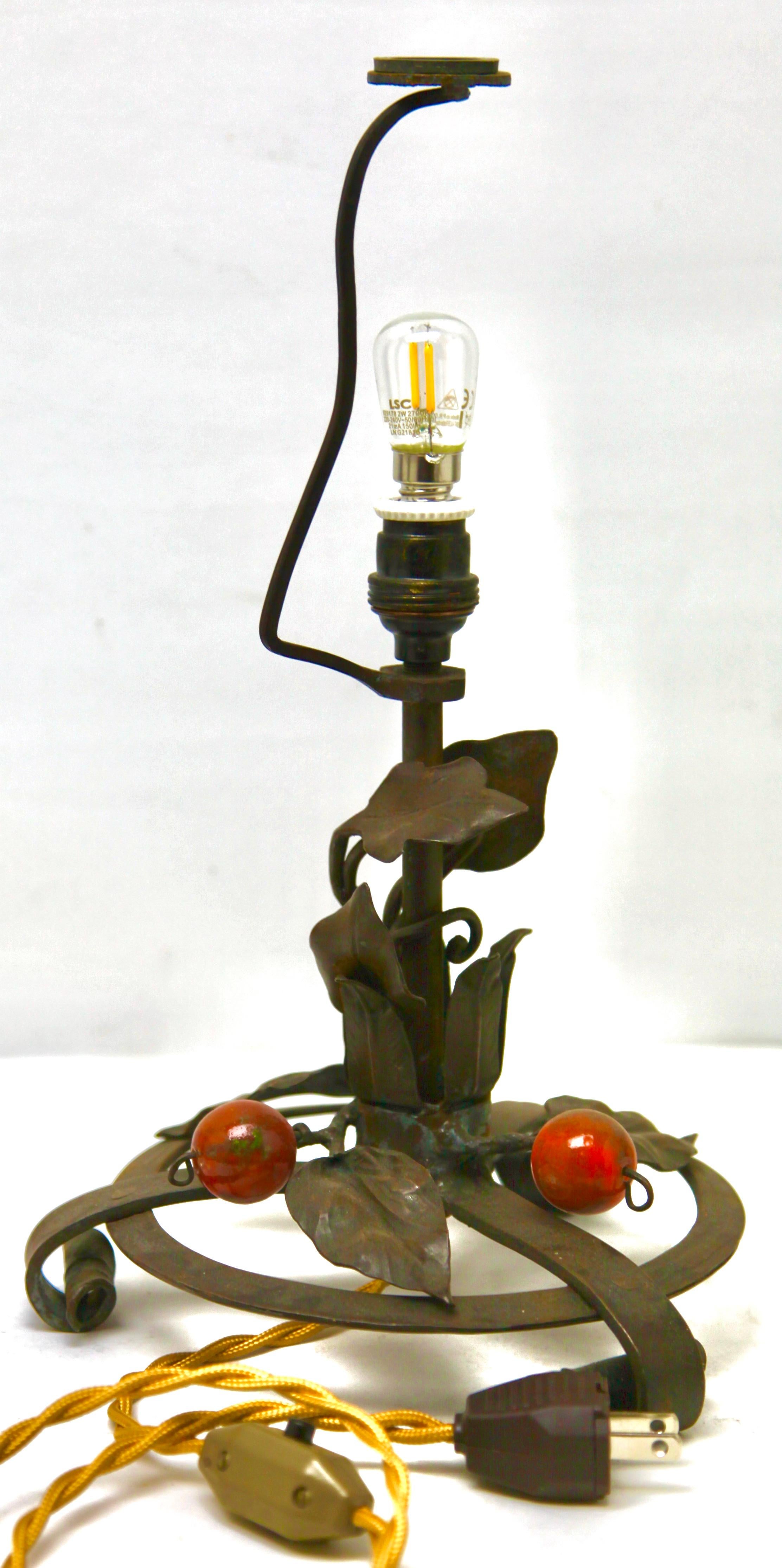 Französische französische Jugendstillampe aus Schmiedeeisen mit Glasschirm, 1920er Jahre (Handgefertigt) im Angebot