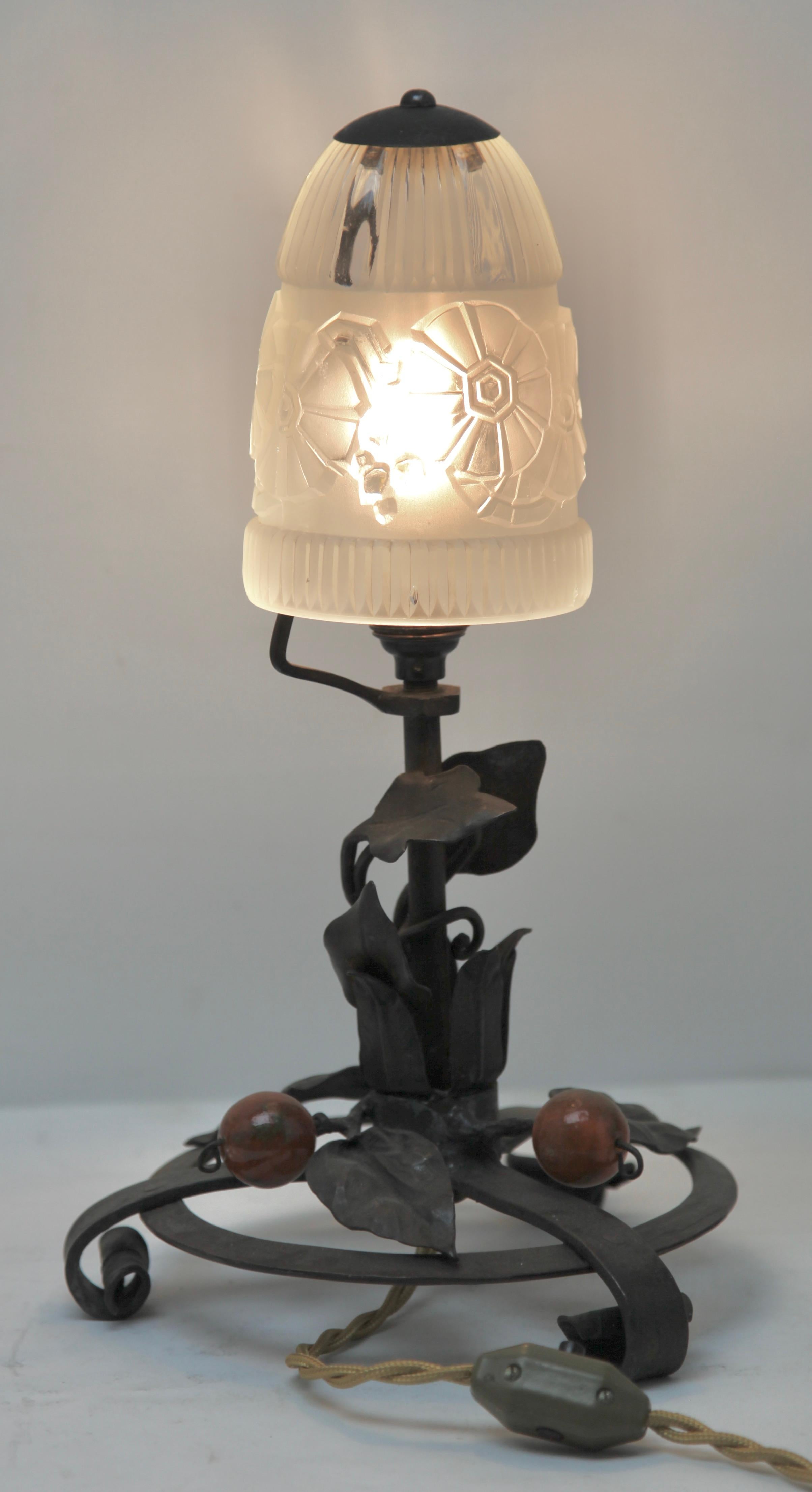 Lámpara francesa Art Nouveau de hierro forjado con pantalla de cristal, años 20 principios del siglo XX en venta