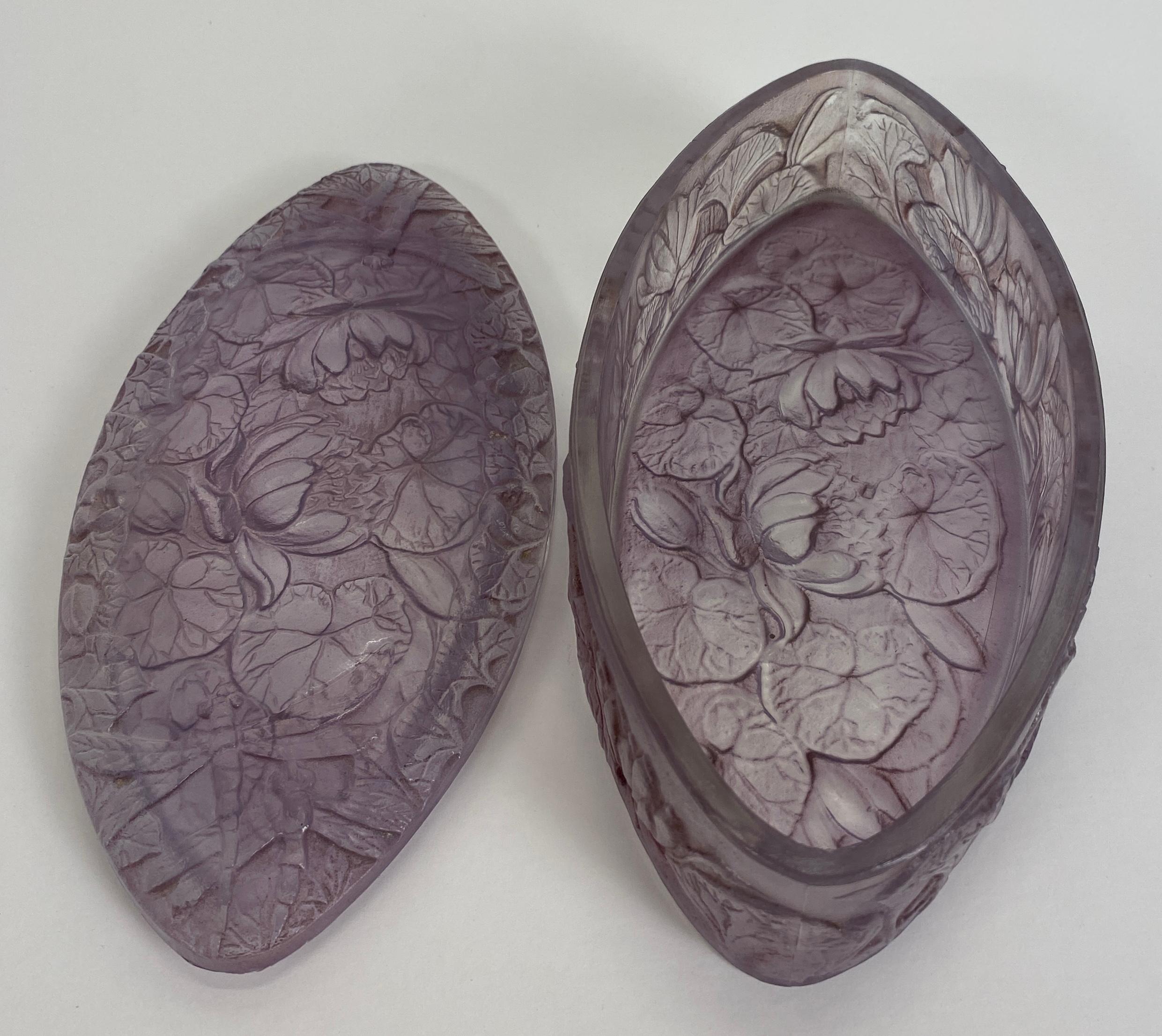Verre Boîte à bijoux en verre moulé lilas de style Art Nouveau, attribuée à Daum Nancy en vente