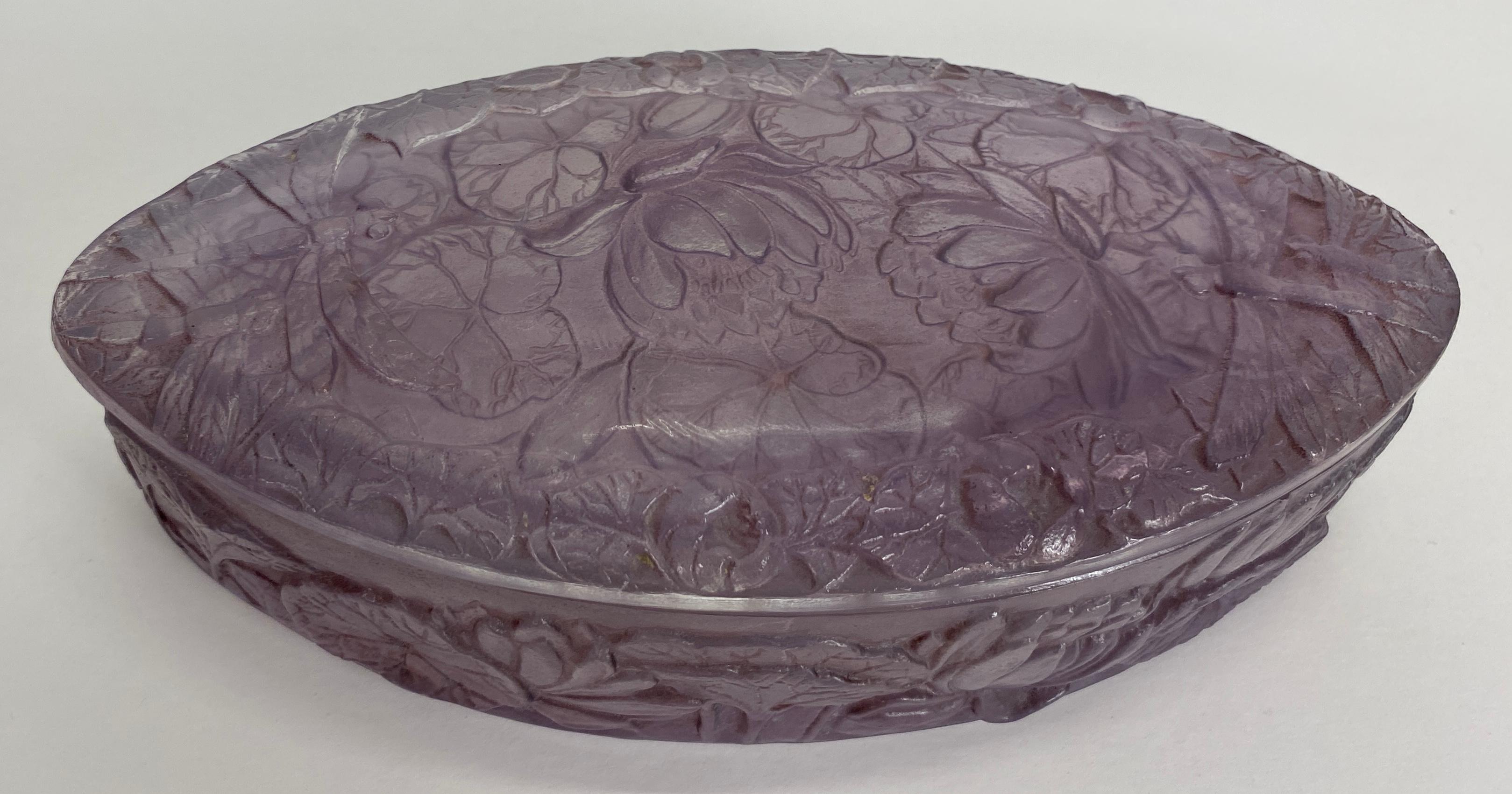 Boîte à bijoux en verre moulé lilas de style Art Nouveau, attribuée à Daum Nancy en vente 2