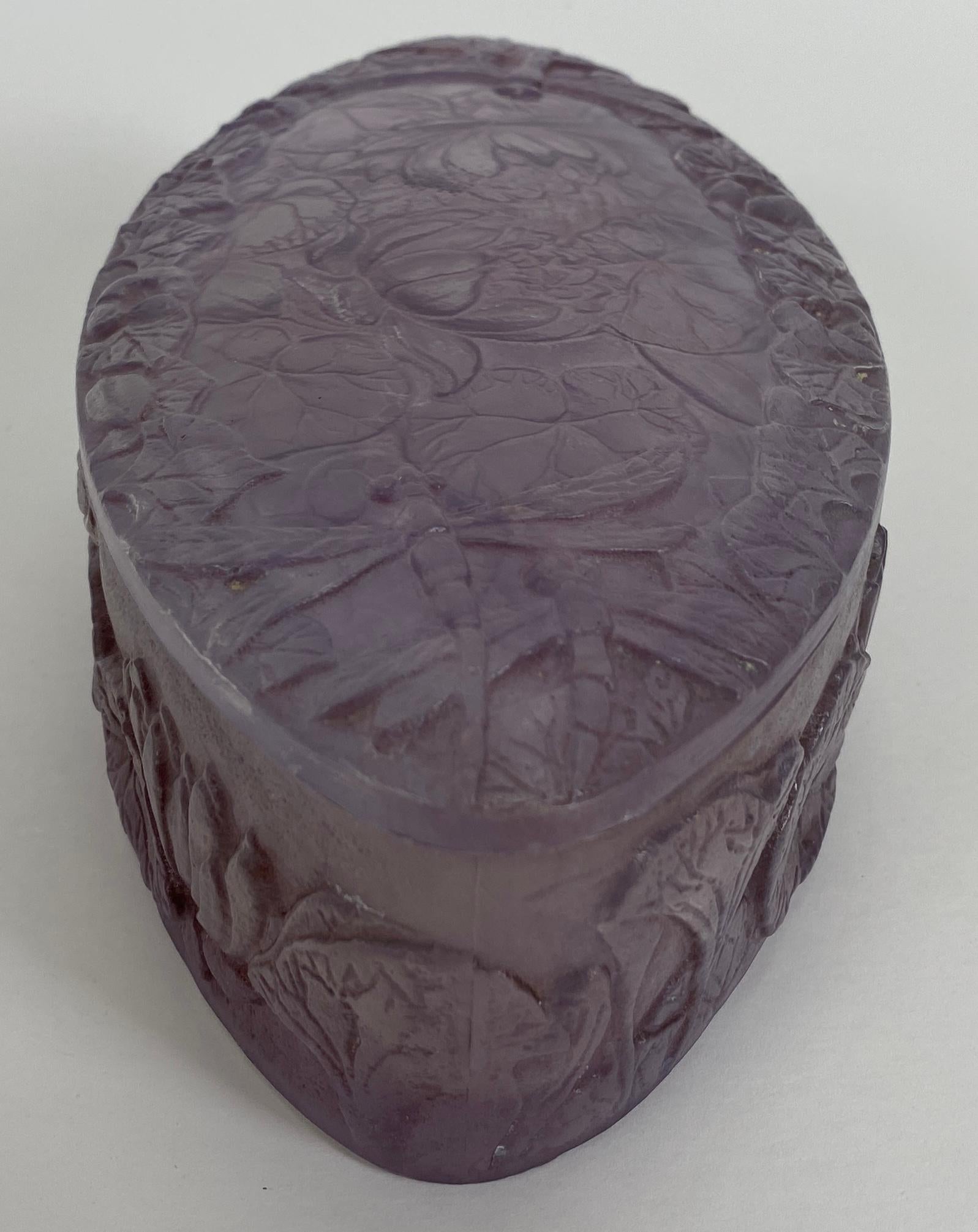 Français Boîte à bijoux en verre moulé lilas de style Art Nouveau, attribuée à Daum Nancy en vente