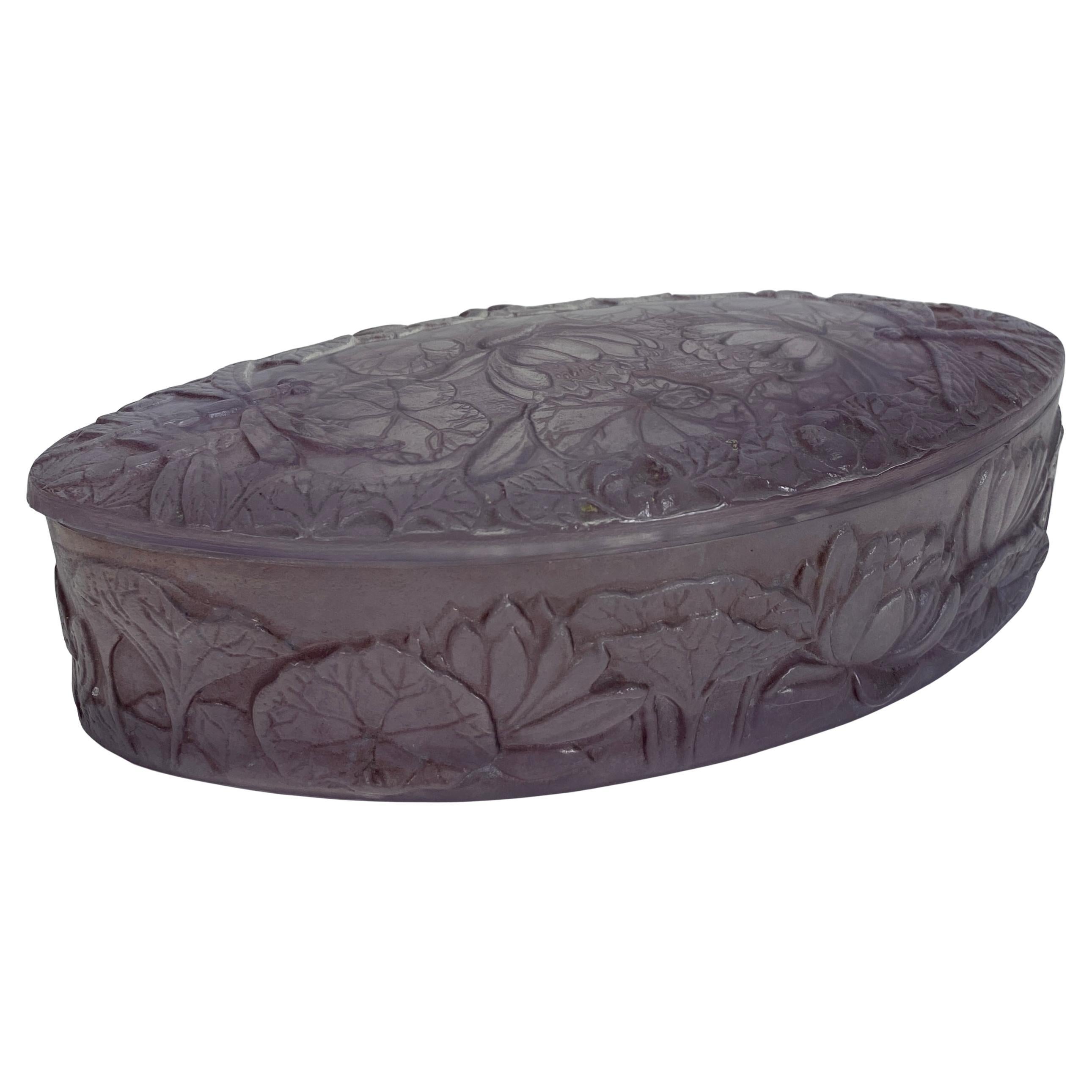 20ième siècle Boîte à bijoux en verre moulé lilas de style Art Nouveau, attribuée à Daum Nancy en vente
