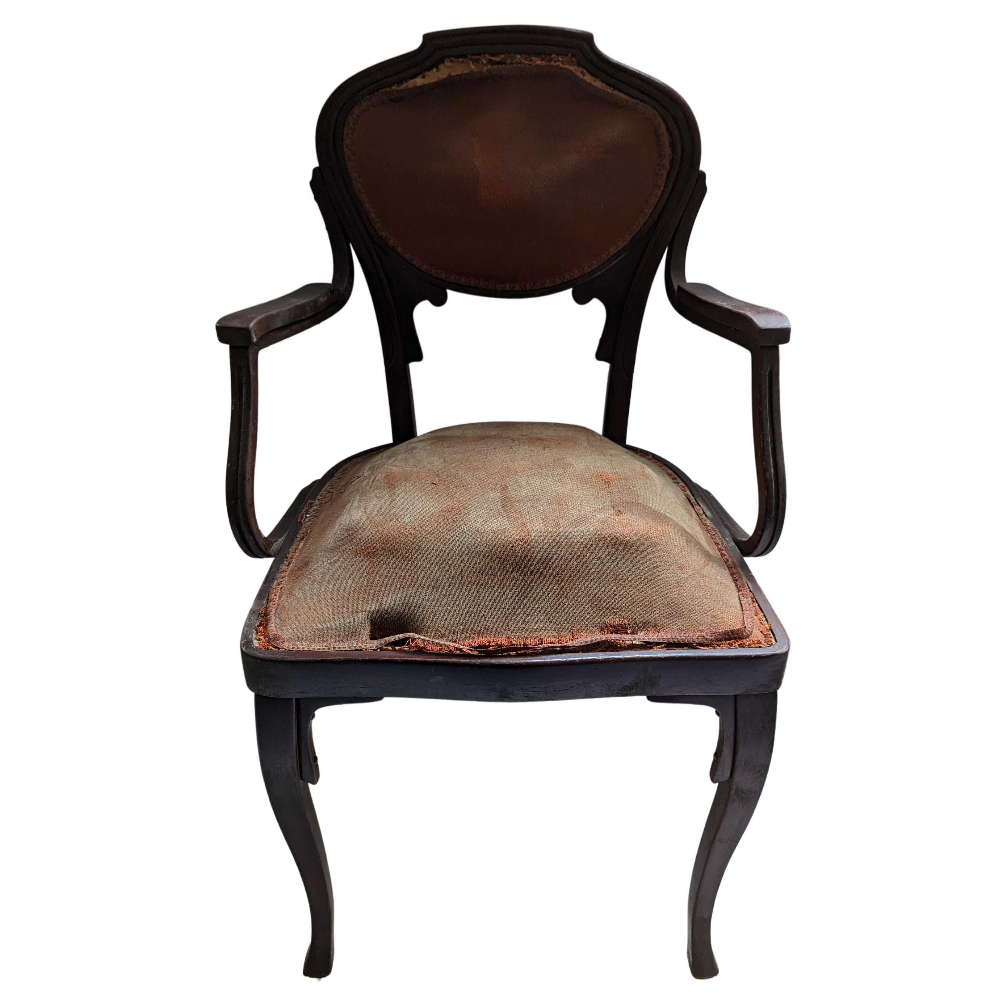 En vente... !  Feal n'hésite pas à faire une offre... !

Ensemble de salon Art Nouveau français composé de 5 pièces : 1 Causeuse (canapé, canape) 2 fauteuils et 2 chaises. L'ensemble a besoin d'être rénové et retapissé. Les photos sont très