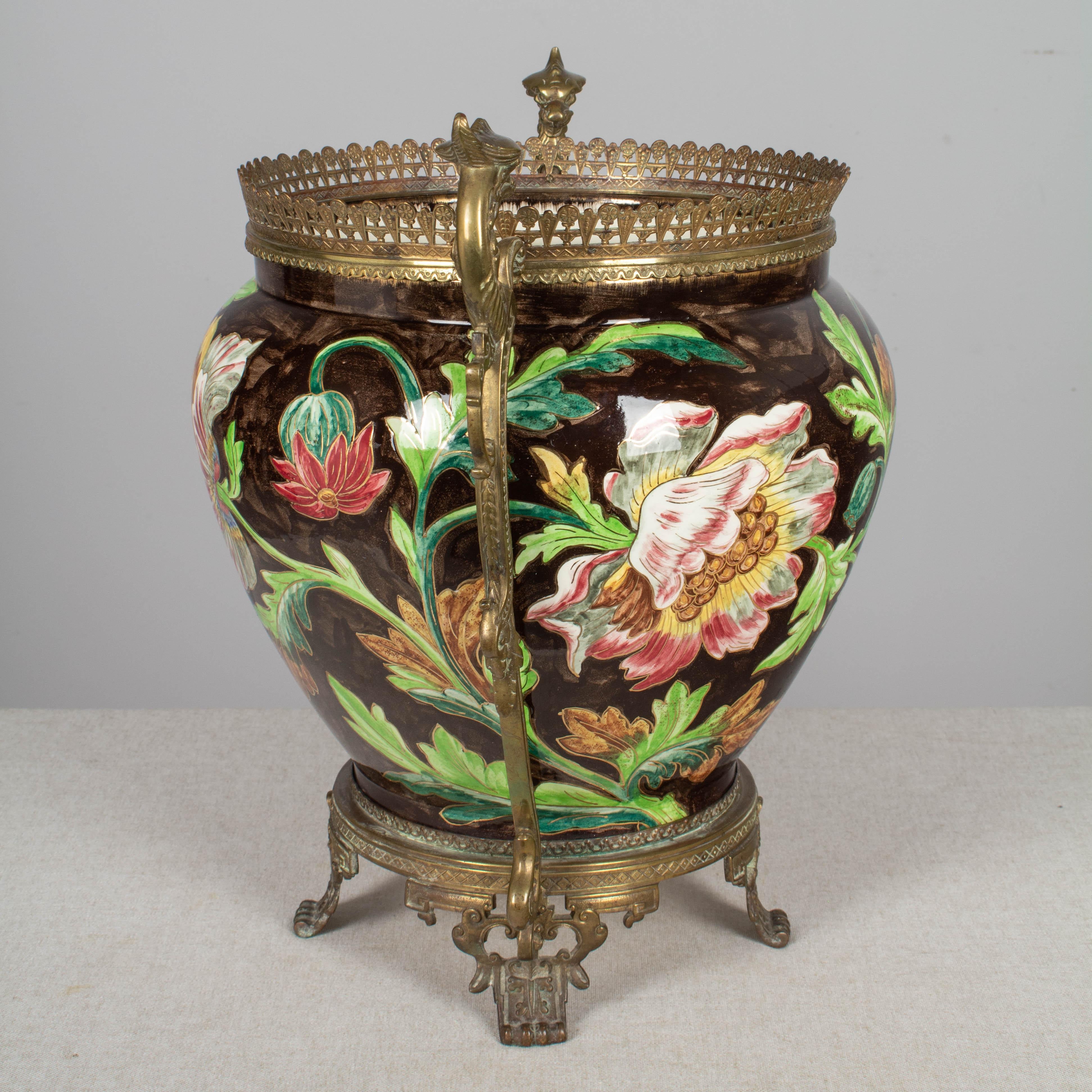 Longchamp Bronzemontierter Keramik-Pflanztopf, Französischer Art nouveau-Stil (Gegossen) im Angebot