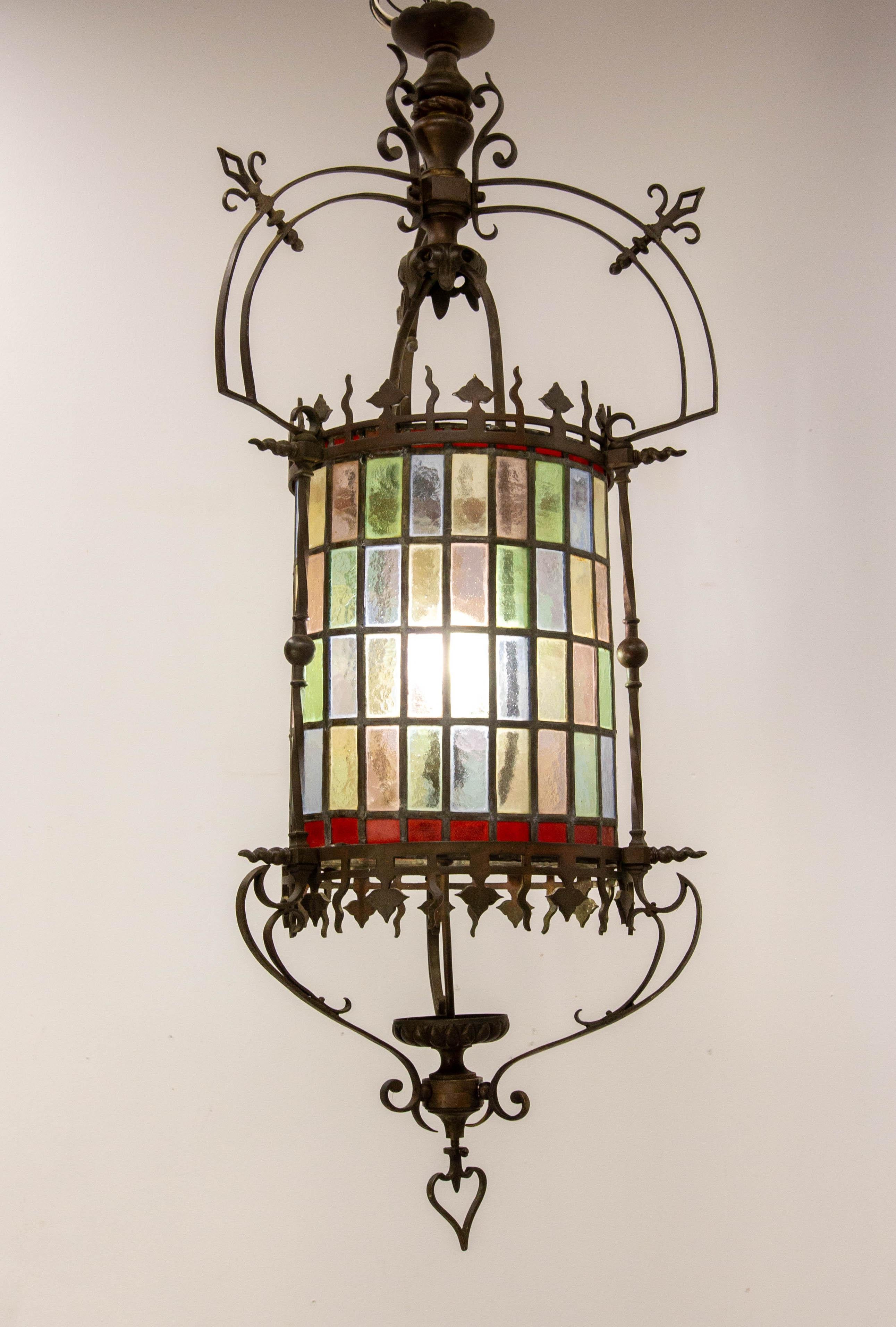Lustre Art Nouveau, français
Verre coloré et bronze
Fabriqué à la fin du 19ème siècle, c'est un luminaire conçu pour fonctionner au gaz qui a été électrifié au 20ème siècle.
Bon état, quelques soudures ont été effectuées pour réparer le lustre (voir