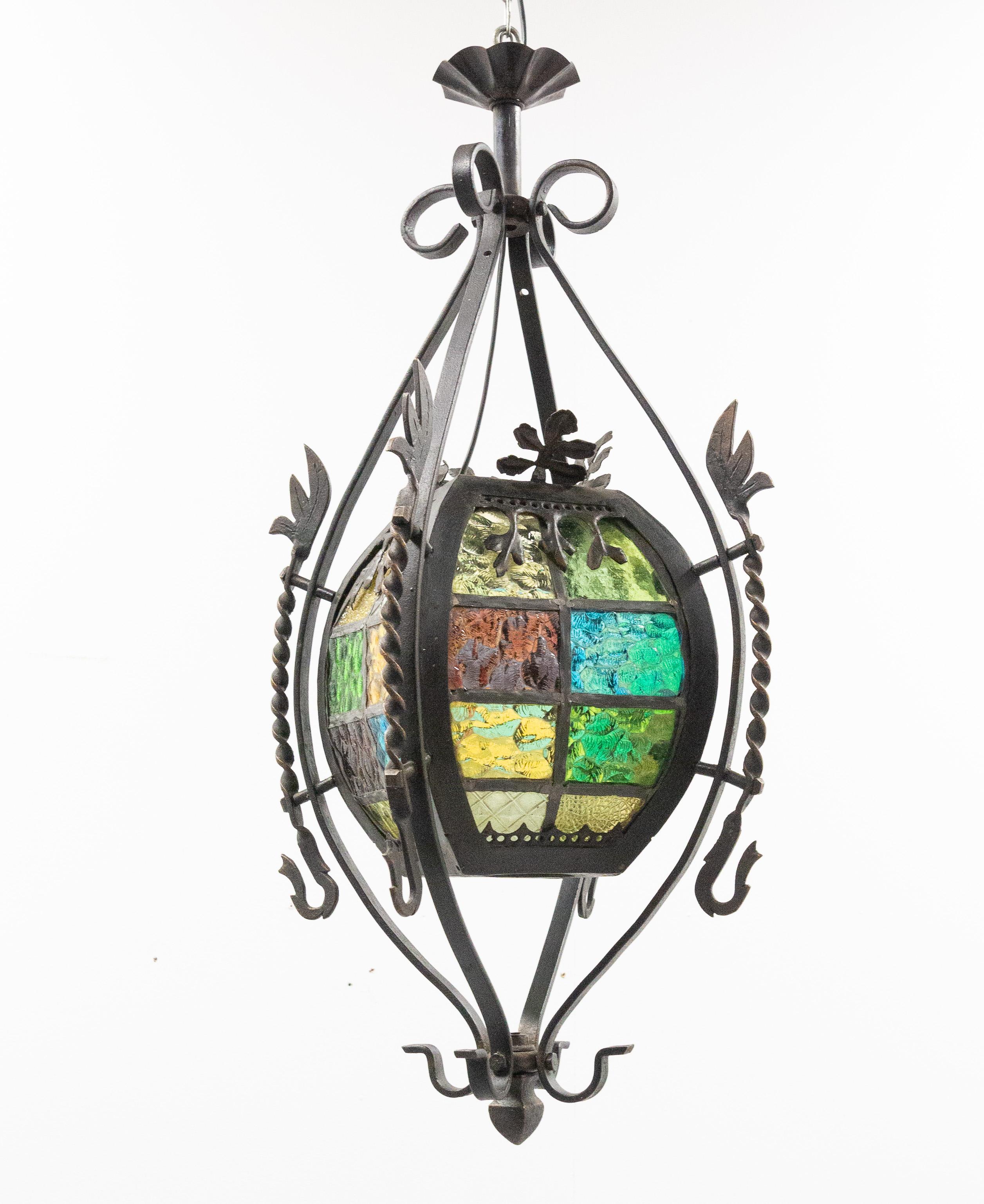 French Art Nouveau Lustre Colored Glass Ceiling Pendant Chandelier, circa 1900 In Good Condition For Sale In Labrit, Landes
