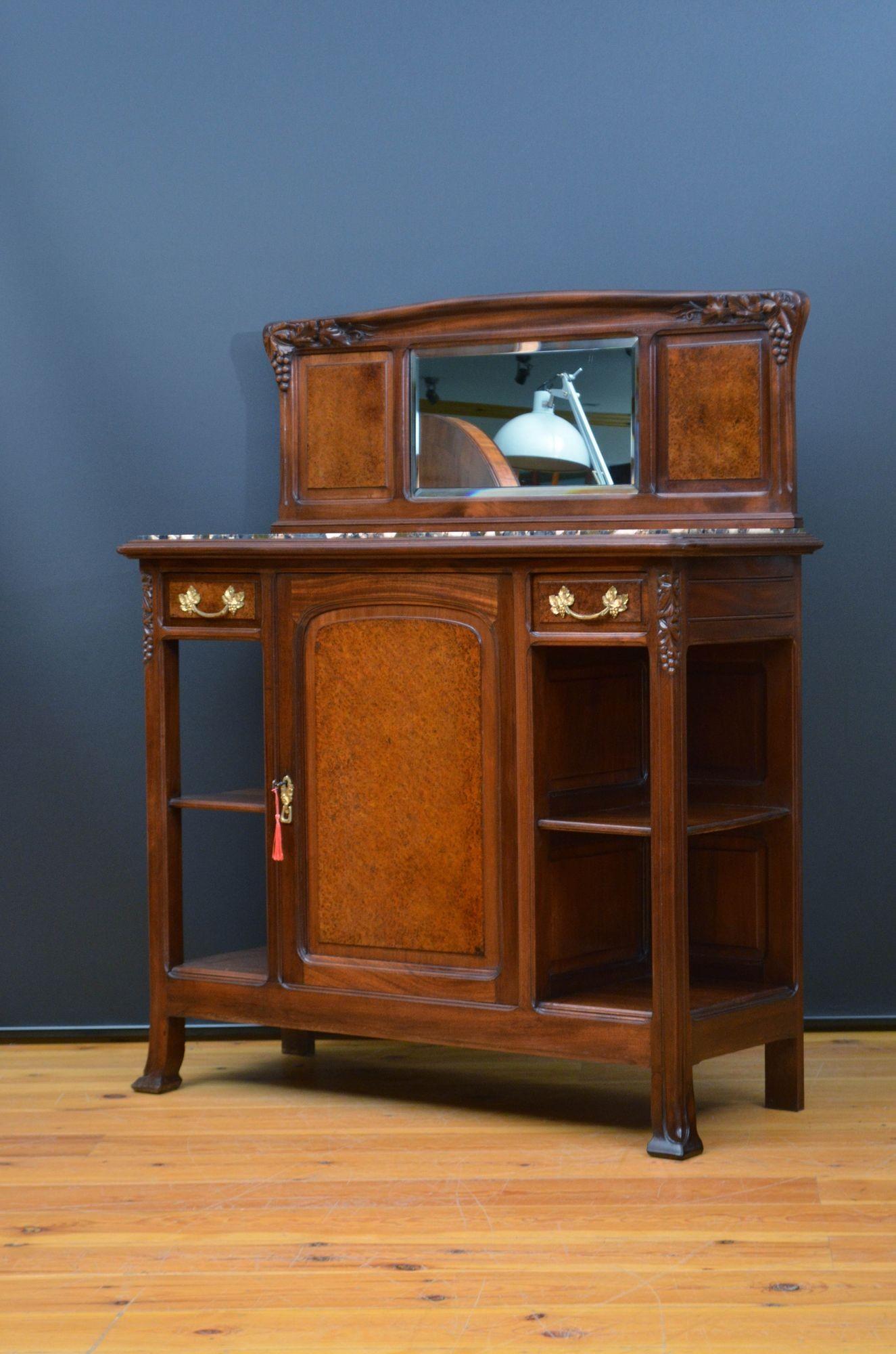 Sn5543 Buffet / credenza in stile Art Nouveau francese, in mogano, con un'alzata sagomata sul retro con uno specchio originale a bordo smussato affiancato da pannelli in legno di thuya e intagli a vite, piano in marmo originale e bordo modellato
