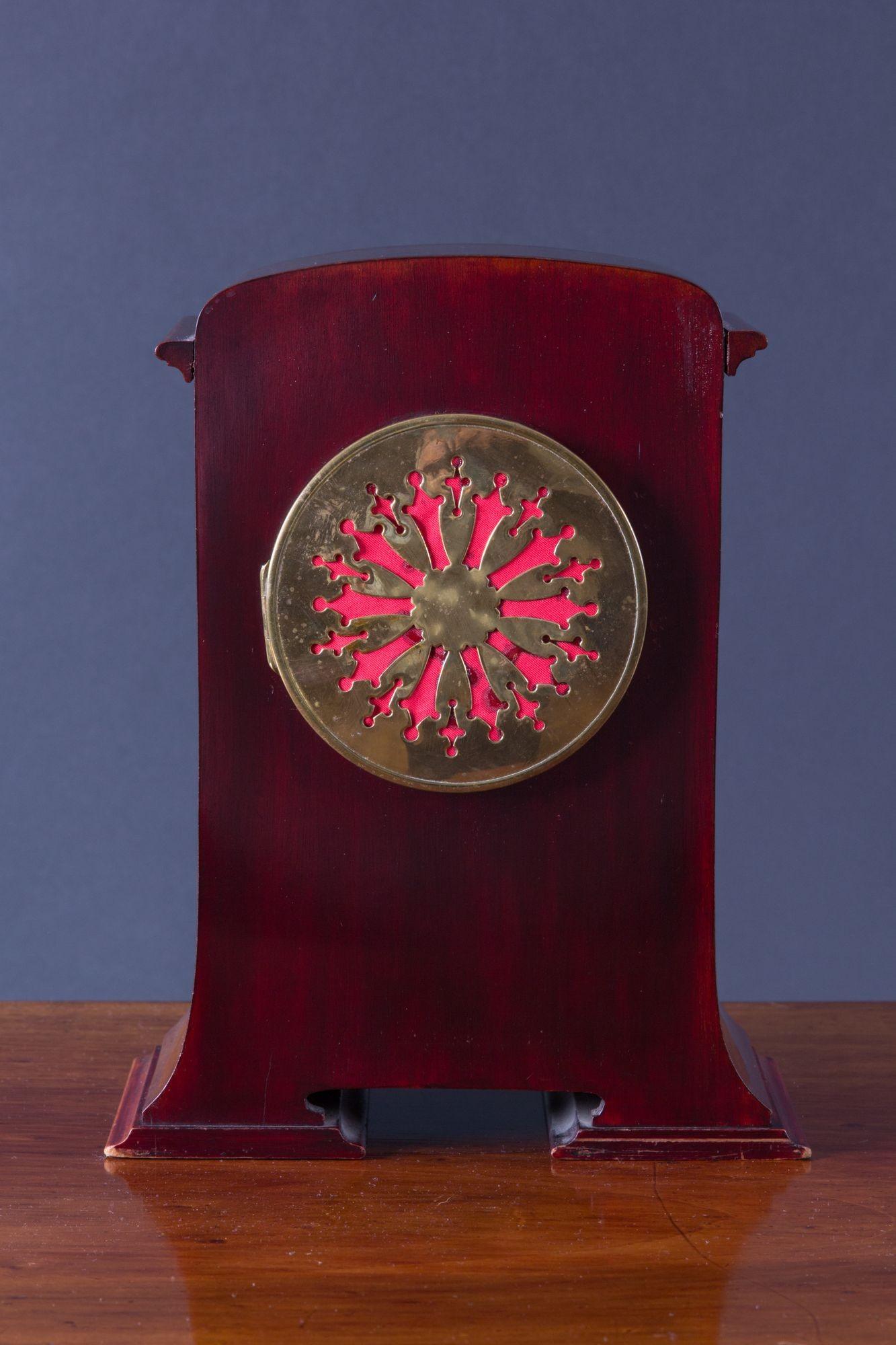 Français Horloge de cheminée en acajou Art Nouveau en vente