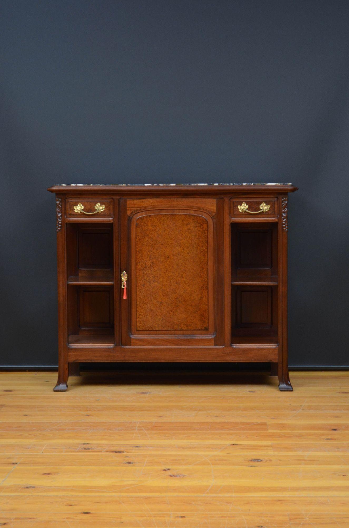 Sn5543a Buffet / credenza francese in stile Art Nouveau, in mogano, con piano in marmo originale e bordo modanato sopra un'anta con pannello in legno di thuya con serratura originale funzionante, che racchiude un ripiano rimovibile, il tutto