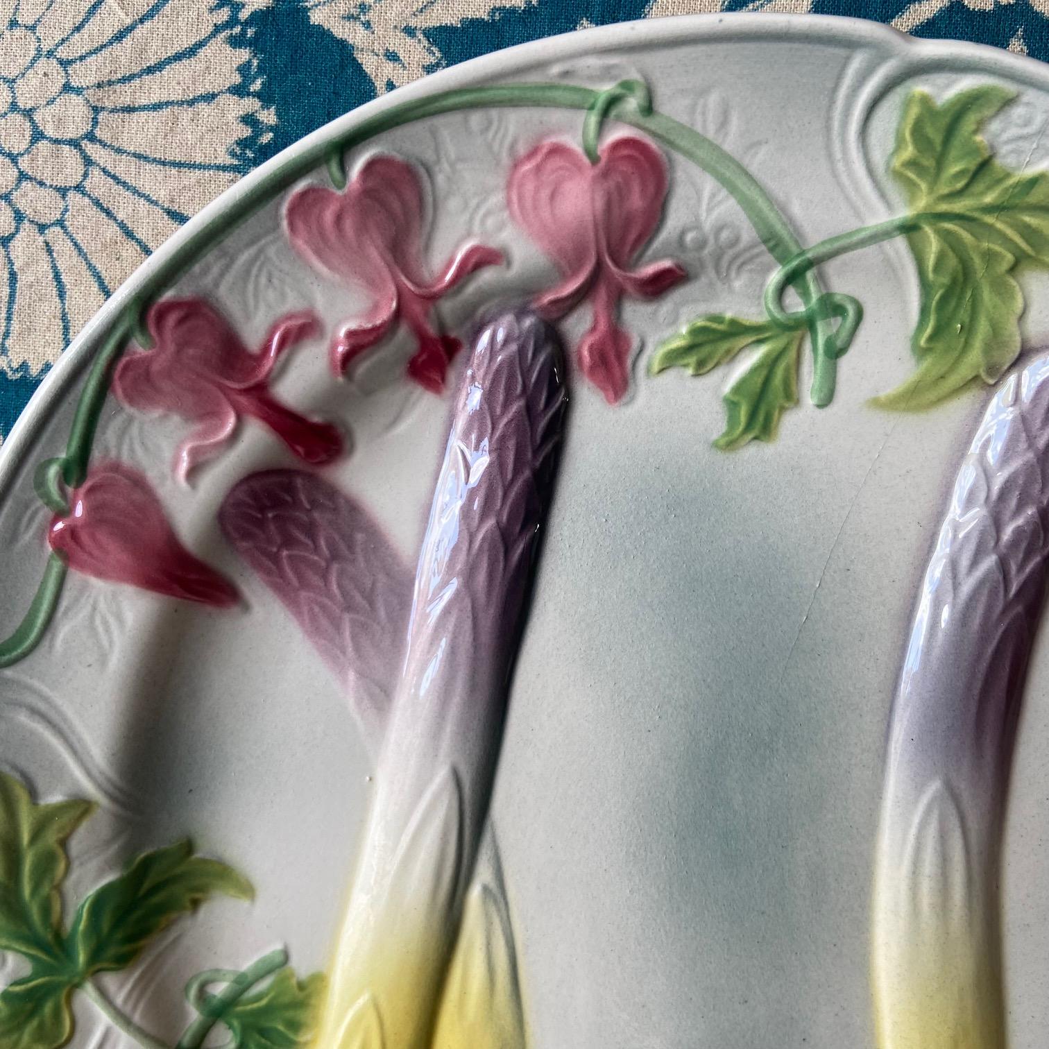 Superb French Asparagus Art Nouveau plates.
Colors are vibrant, and the three asparagus spears have puple tips. Saint Clément's mark stamped at the underside. Circa 1920.