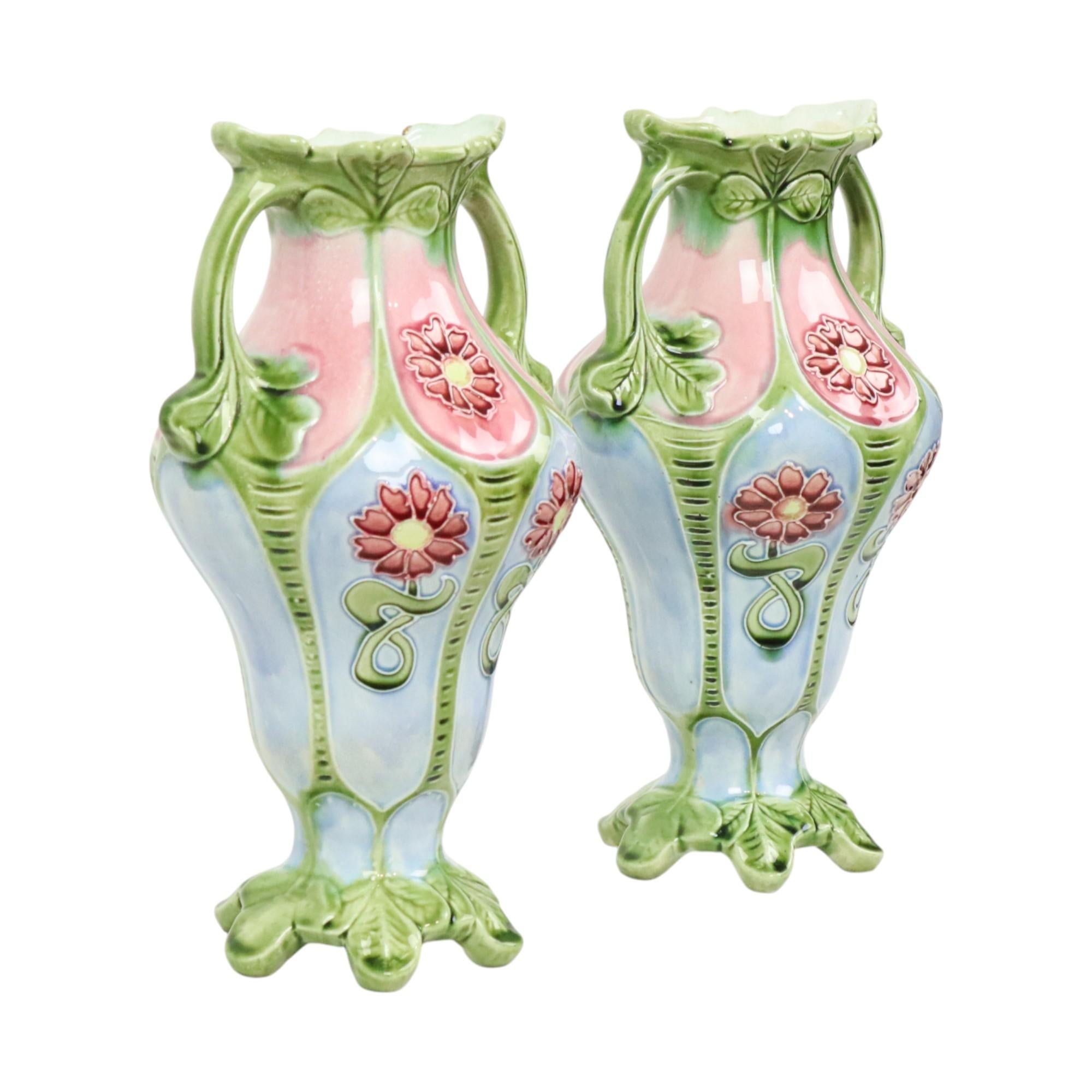 Rara coppia di vasi Art Nouveau in terracotta maiolicata screpolata, design policromo, colori tenui tipici del periodo Art Nouveau, decorazione floreale e organica di fiori e foglie, numerati 1337/2 sul fondo, Francia, circa 1900.

Le