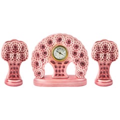 Garniture et horloge de cheminée en majolique à décor floral Art Nouveau français