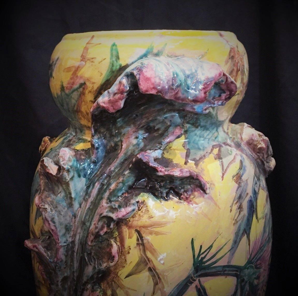 Vaso in maiolica Art Nouveau francese con cardi e lucertole, 1900 circa In condizioni buone in vendita a New York, NY