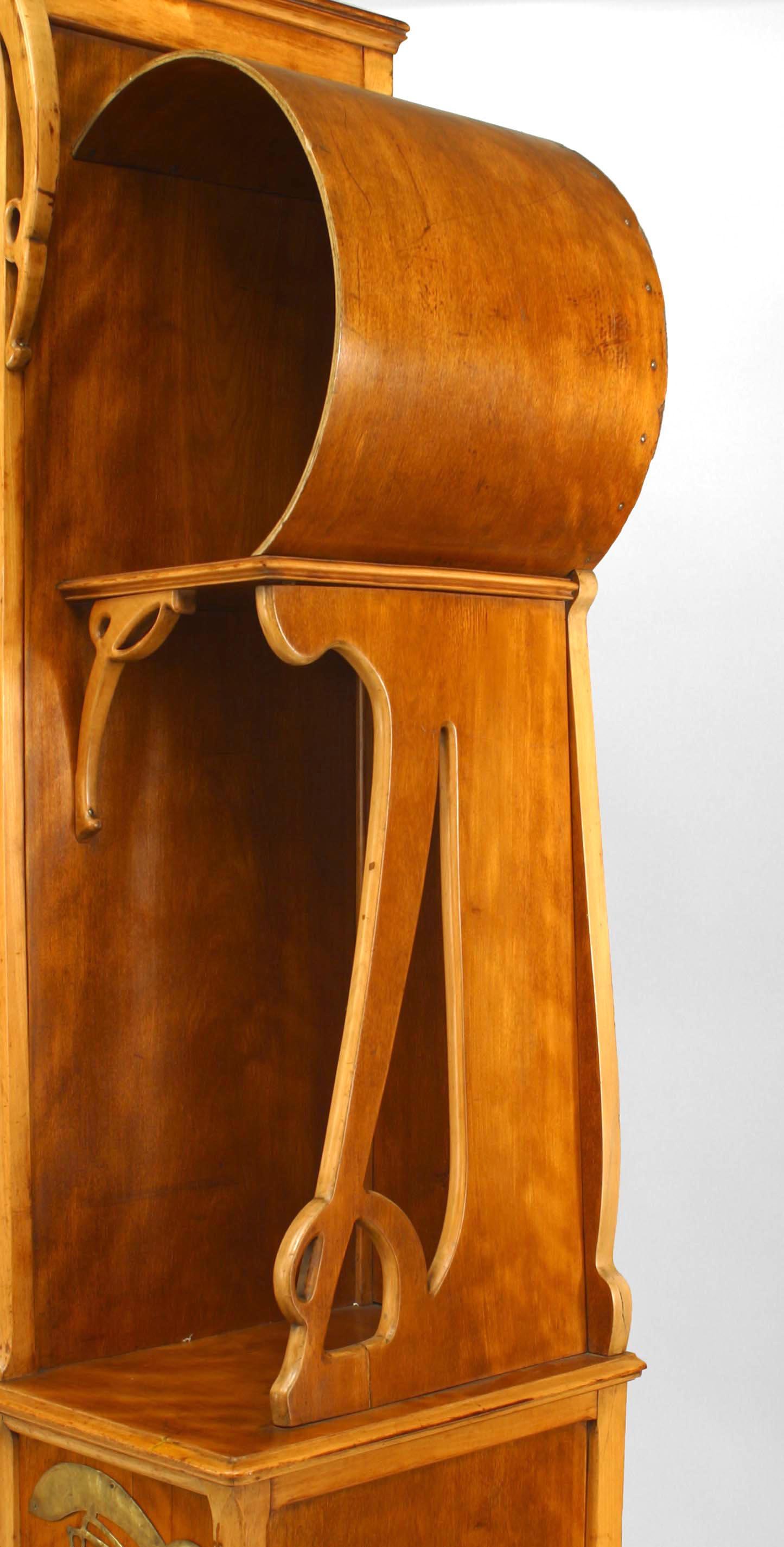Leon Benouville Kleiderschrank im Art nouveau-Stil aus Ahornholz im Zustand „Gut“ im Angebot in New York, NY