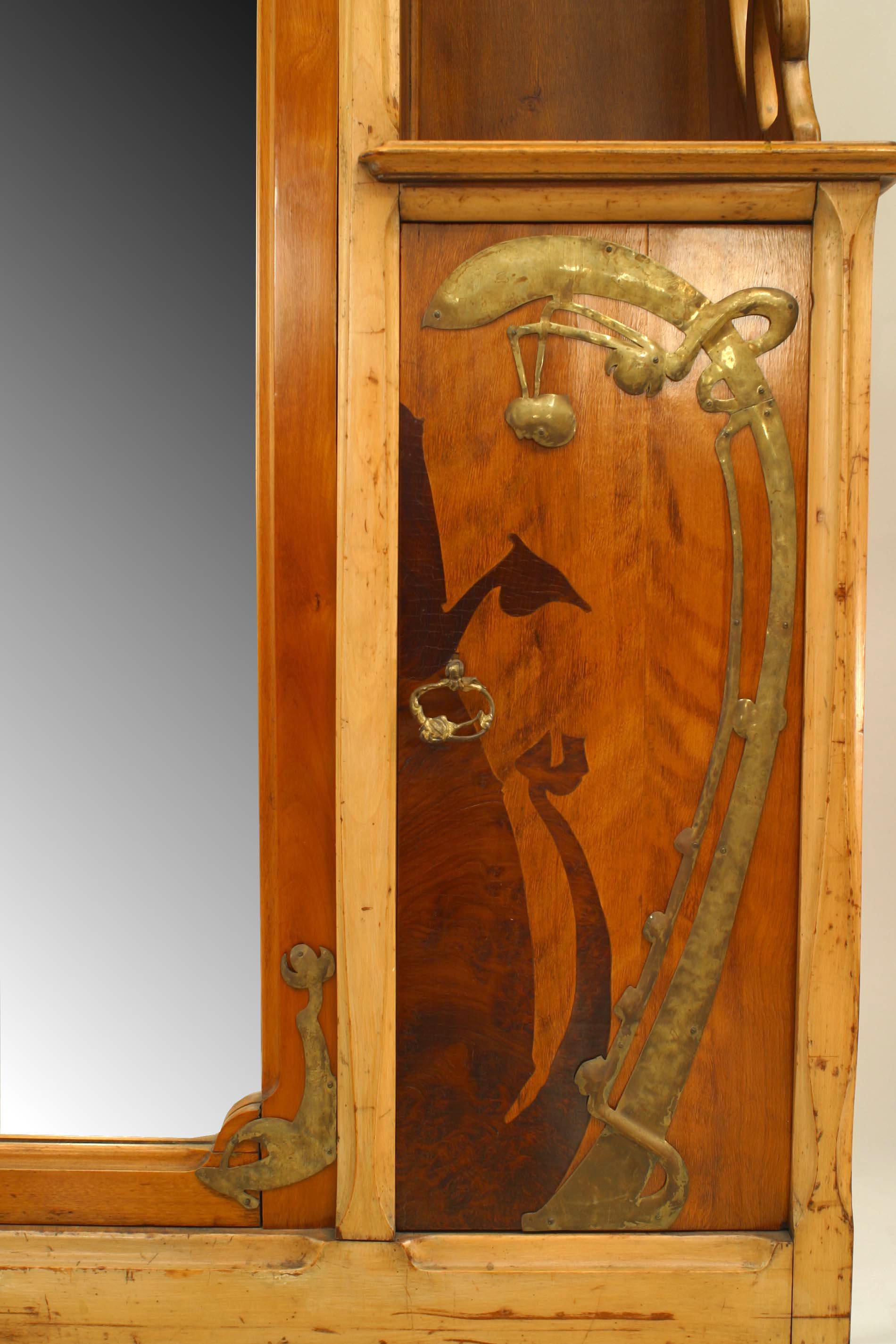 Leon Benouville Kleiderschrank im Art nouveau-Stil aus Ahornholz (20. Jahrhundert) im Angebot