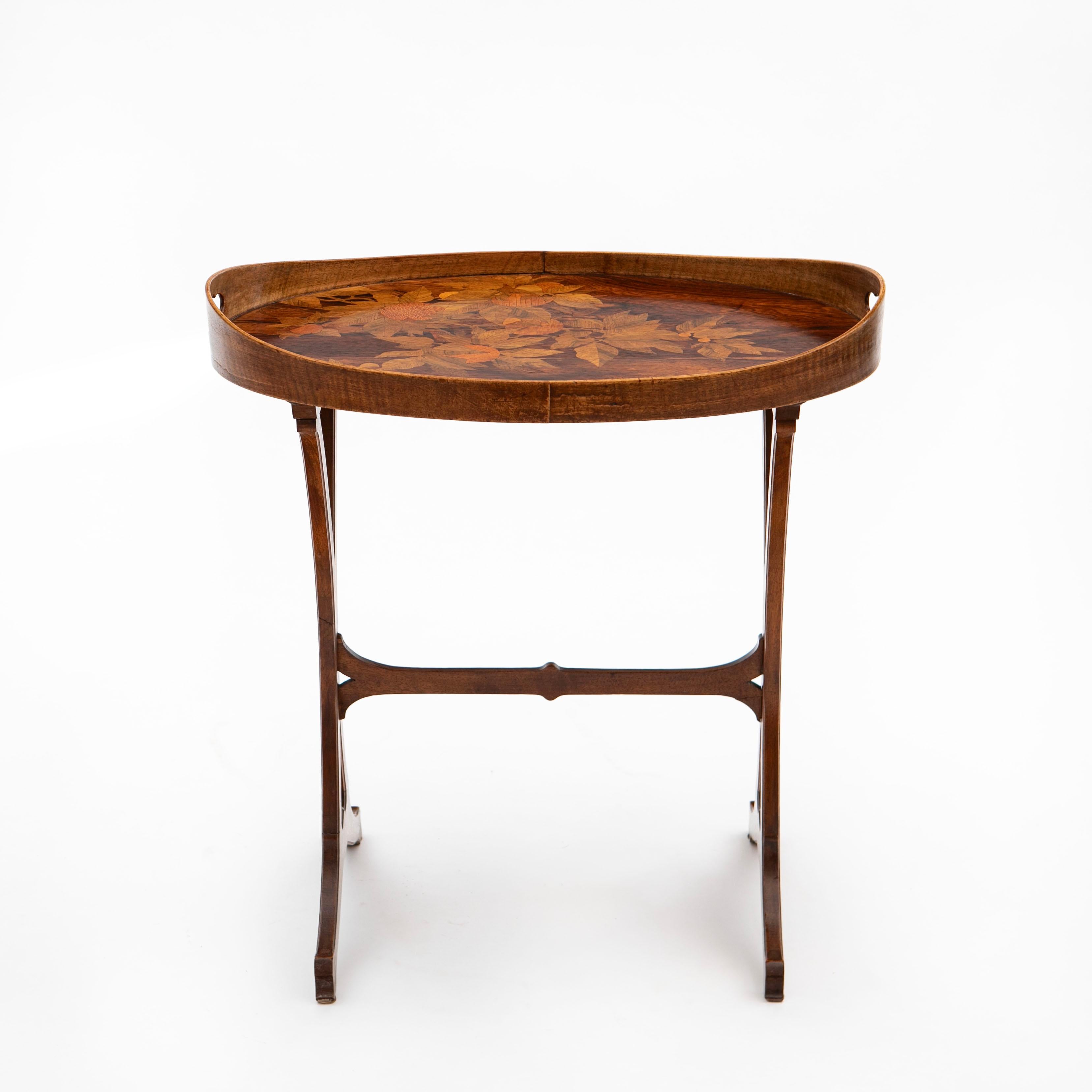 Emile Gallé, 1846-1904
Ein französischer Jugendstil-Tisch aus Nussbaumholz.
Die Tischplatte ist mit exquisiten floralen Intarsien aus Obstholz und verschiedenen Holzarten verziert.
Mit Tischlerzeichen: Gallé.
Unberührter originaler guter