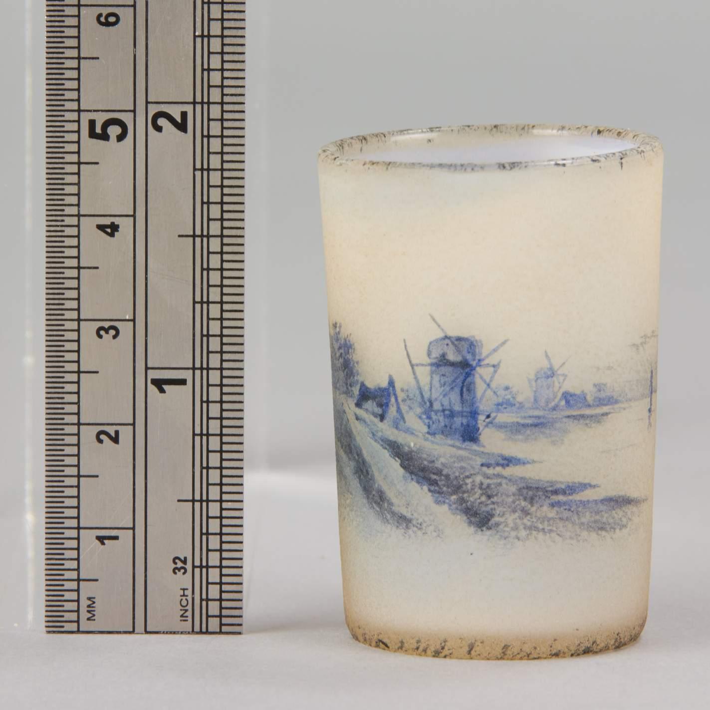 Vase en verre miniature Art Nouveau français « Paysage d'hiver allemand » de Daum Frères en vente 3