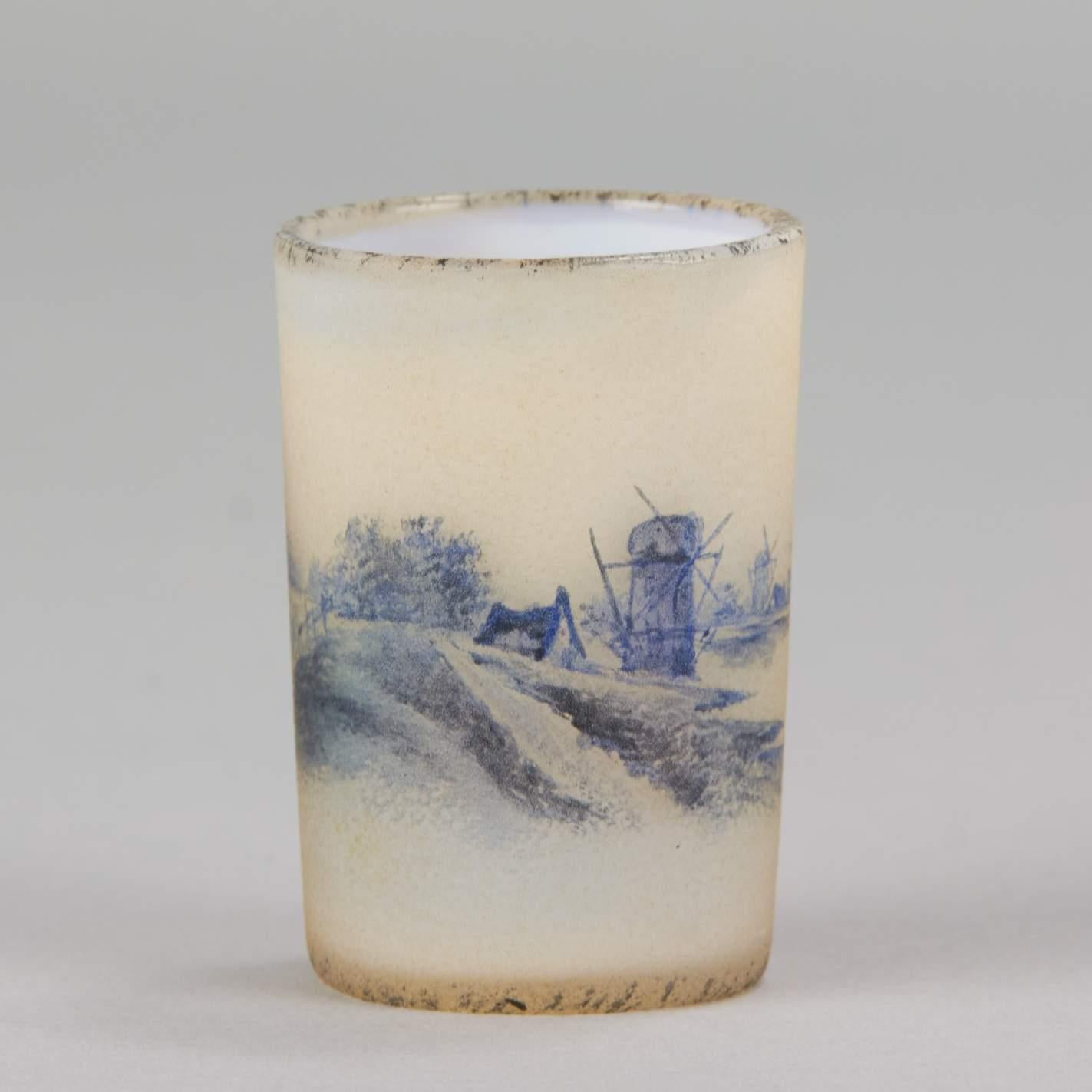 Un joli vase miniature en verre camée décoré de bateaux sur un lac dans un paysage hollandais enneigé avec un moulin à vent sur les rives, la surface présentant de belles couleurs et des détails peints à la main. Signé Daum Nancy et avec la Croix de