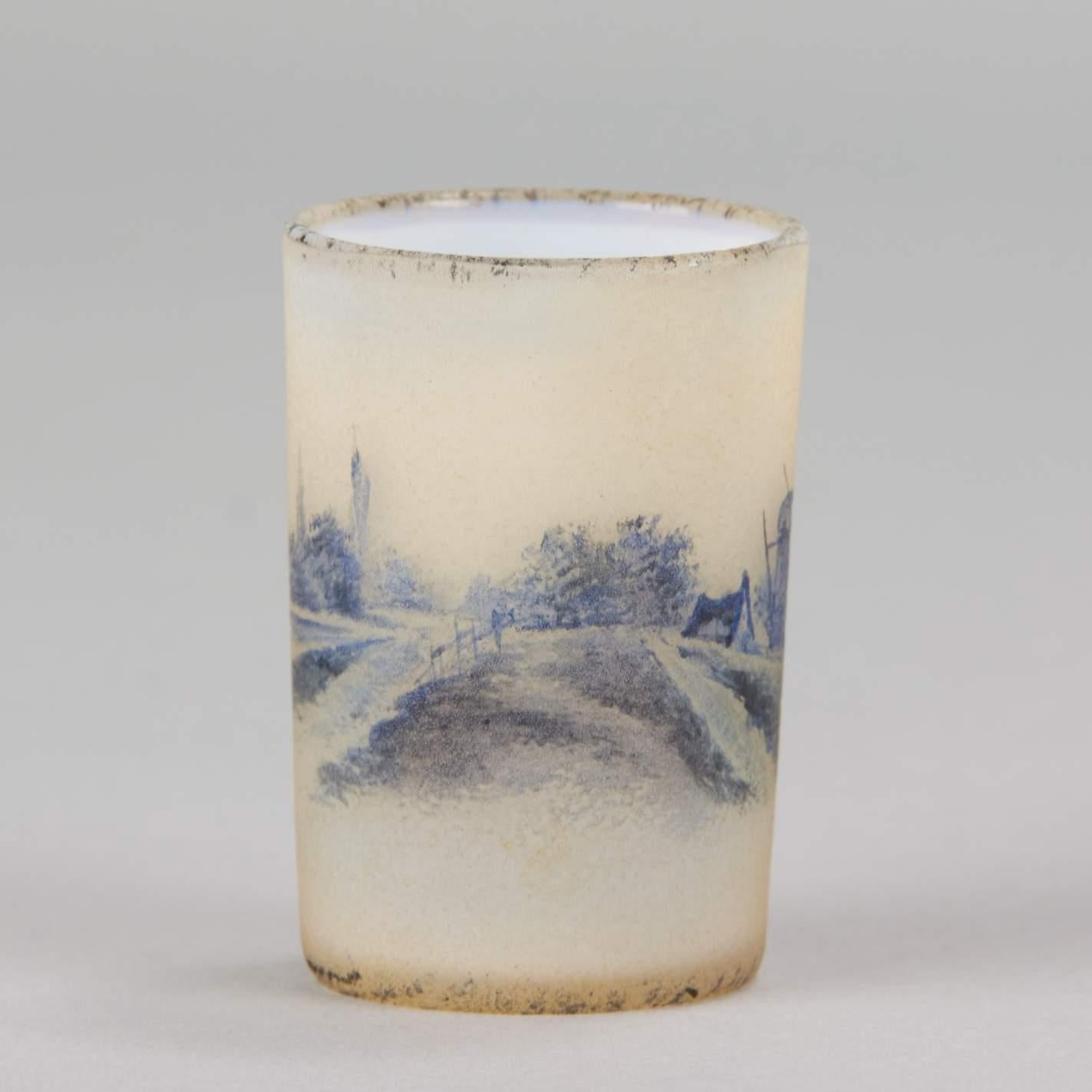 Art nouveau Vase en verre miniature Art Nouveau français « Paysage d'hiver allemand » de Daum Frères en vente