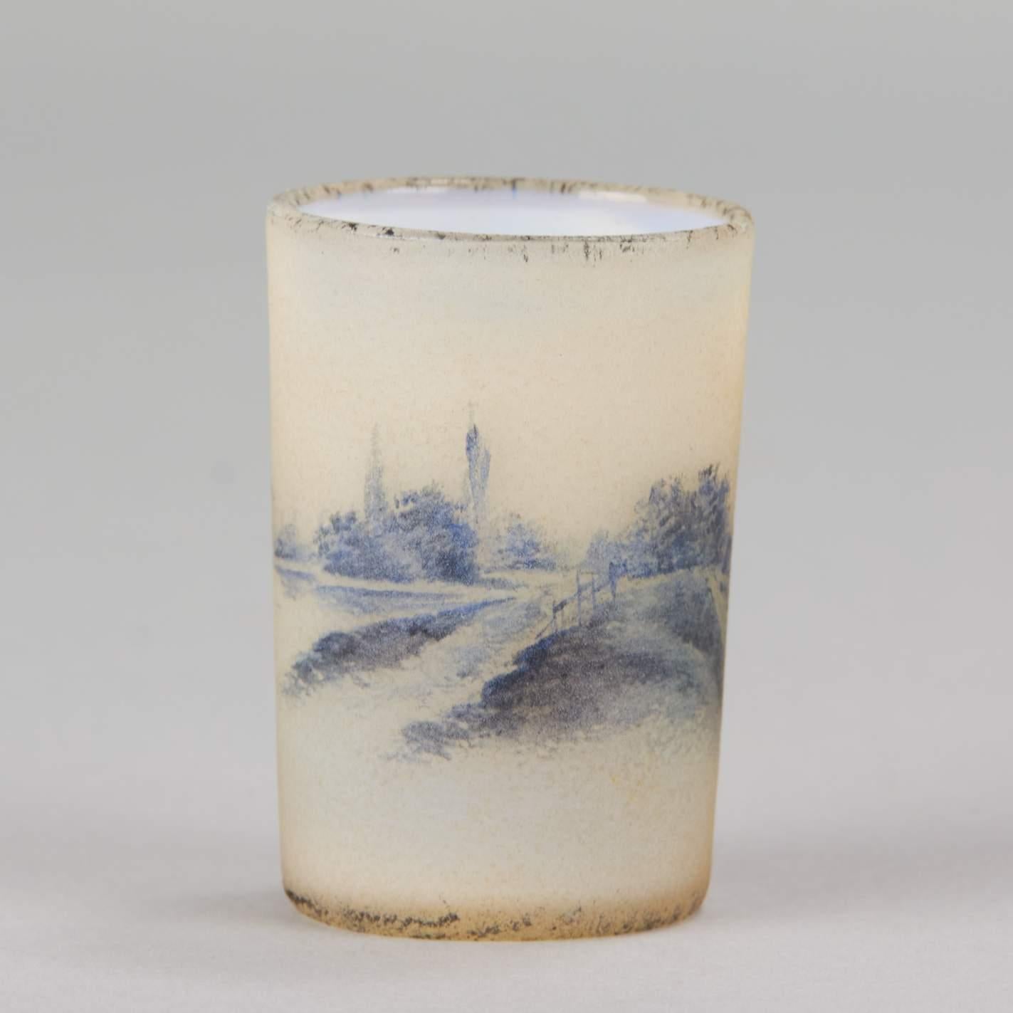 Français Vase en verre miniature Art Nouveau français « Paysage d'hiver allemand » de Daum Frères en vente